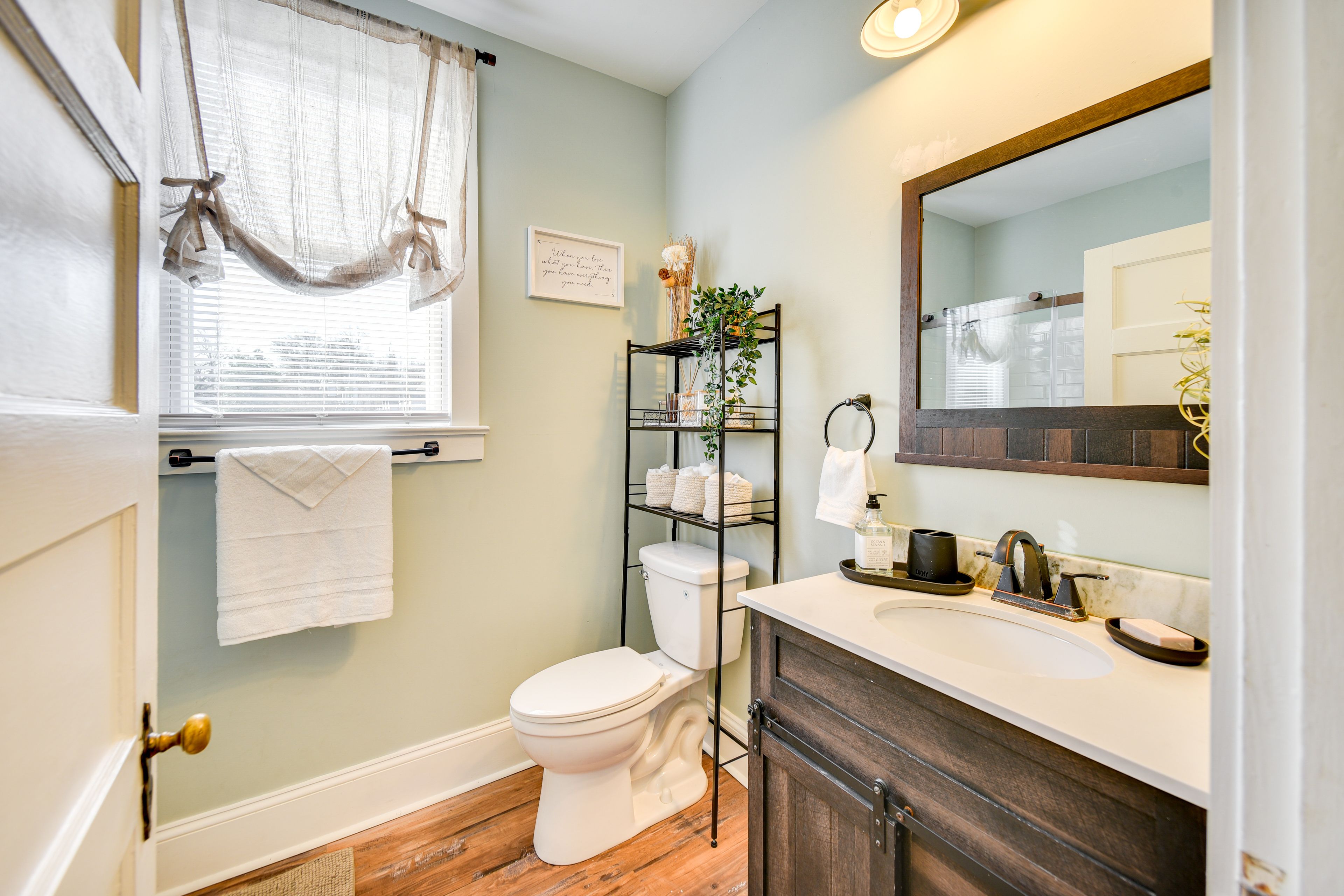 Full Bathroom | Towels Provided