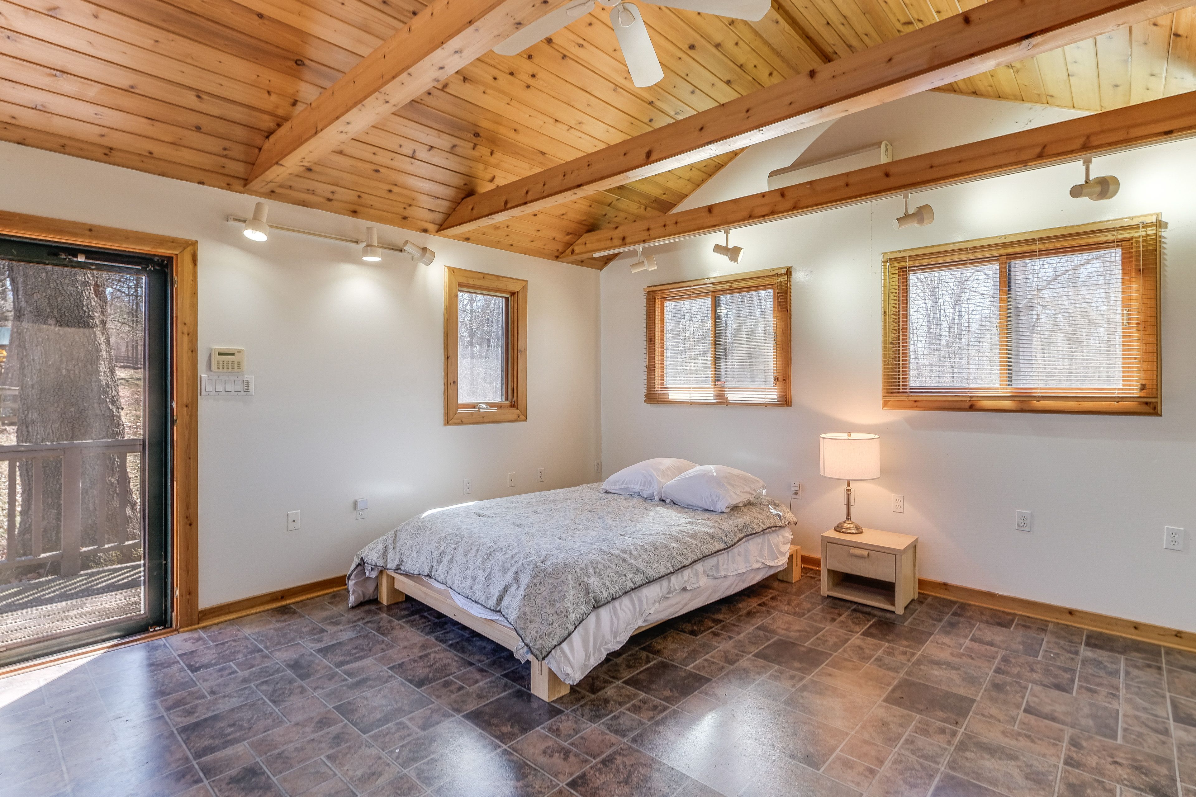 Bedroom 4 (Guesthouse) | Queen Bed