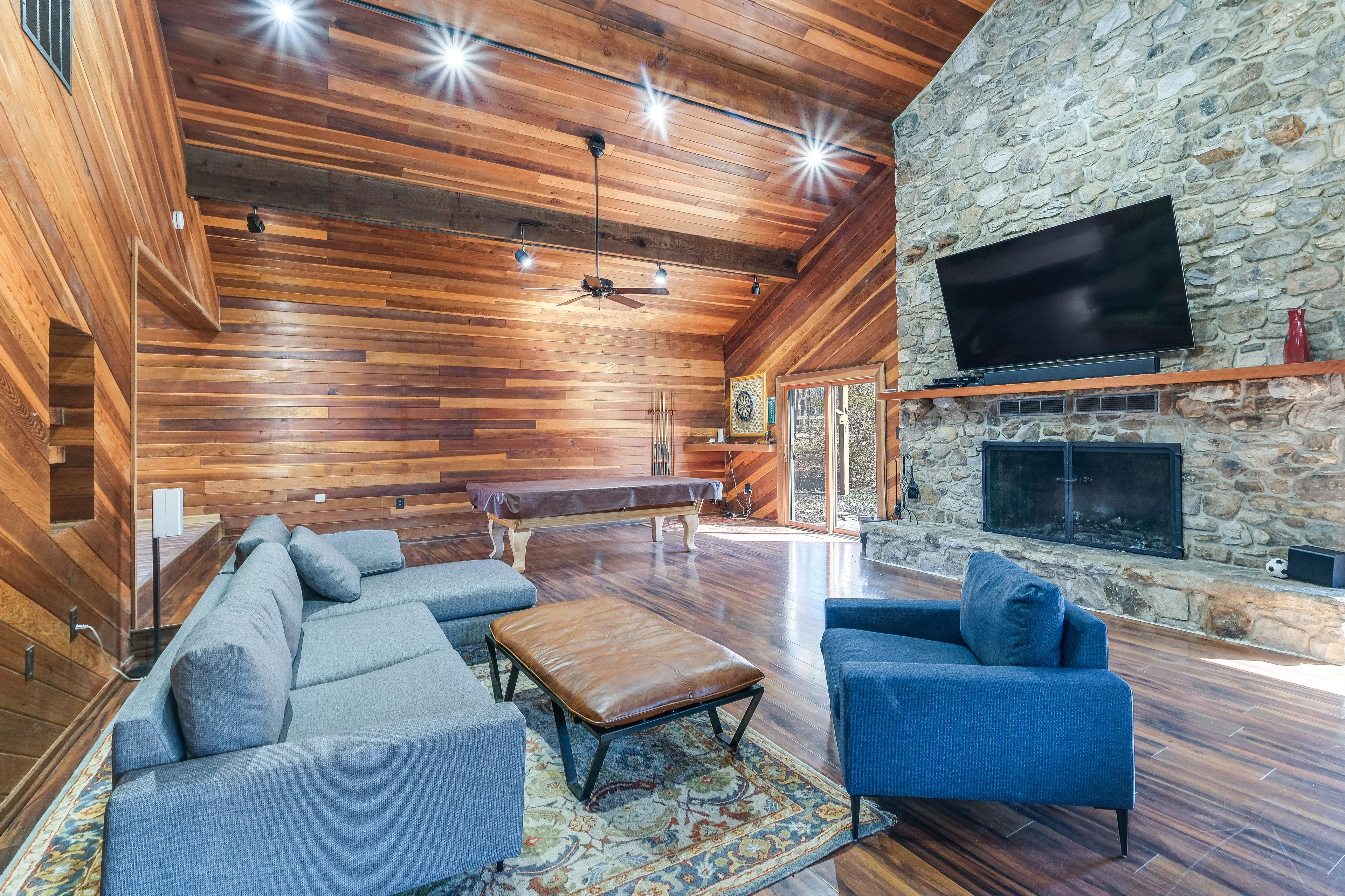 Living Room | Free WiFi | Smart TV | Fireplace | Pool Table