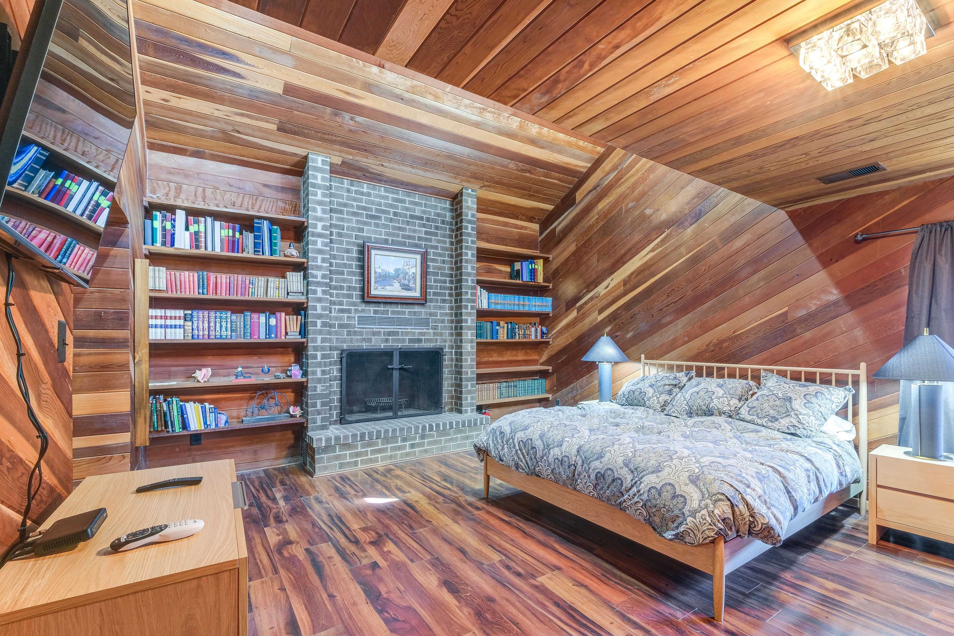 Bedroom 1 | King Bed | Linens Provided
