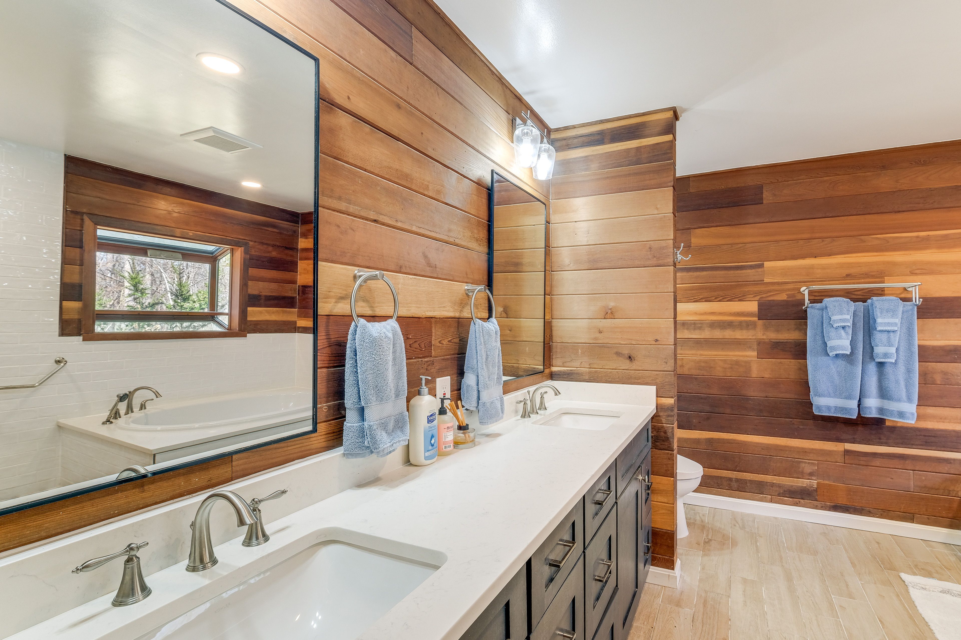 Full Bathroom | Towels Provided | Soaking Bathtub