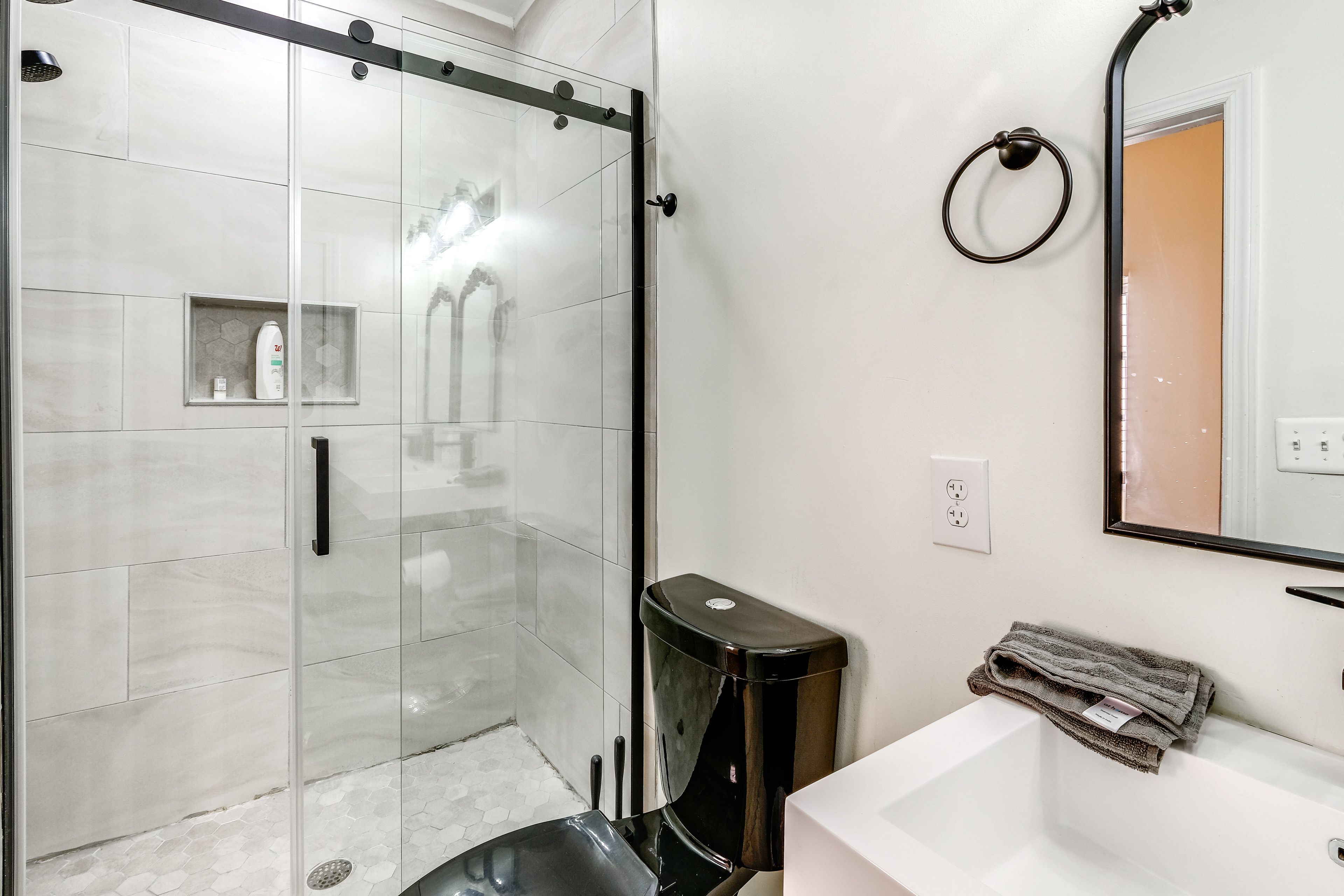 Full Bathroom | Linens & Towels | Complimentary Toiletries | 2nd Floor