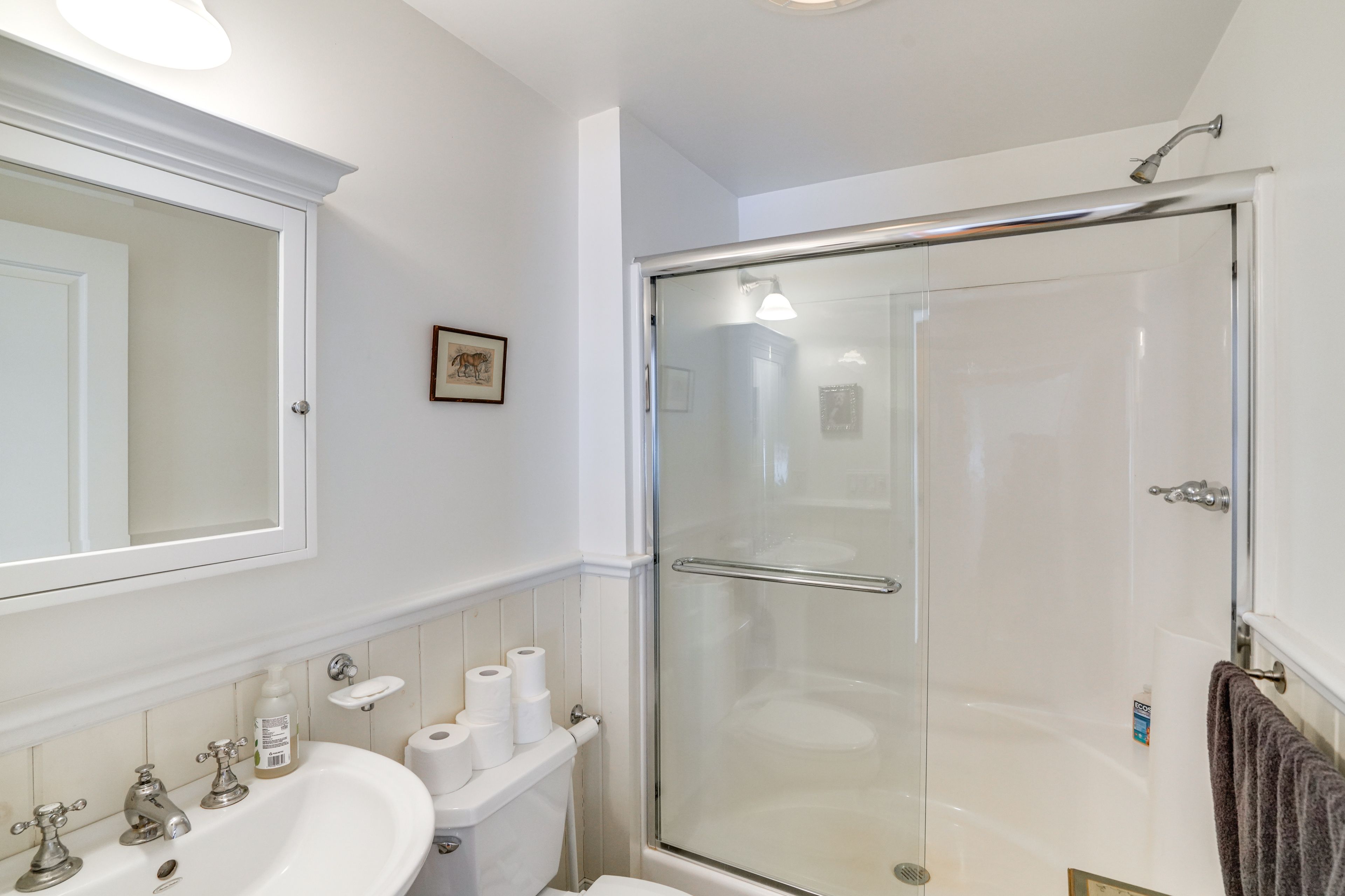 Full Bathroom | 1st Floor | Towels Provided