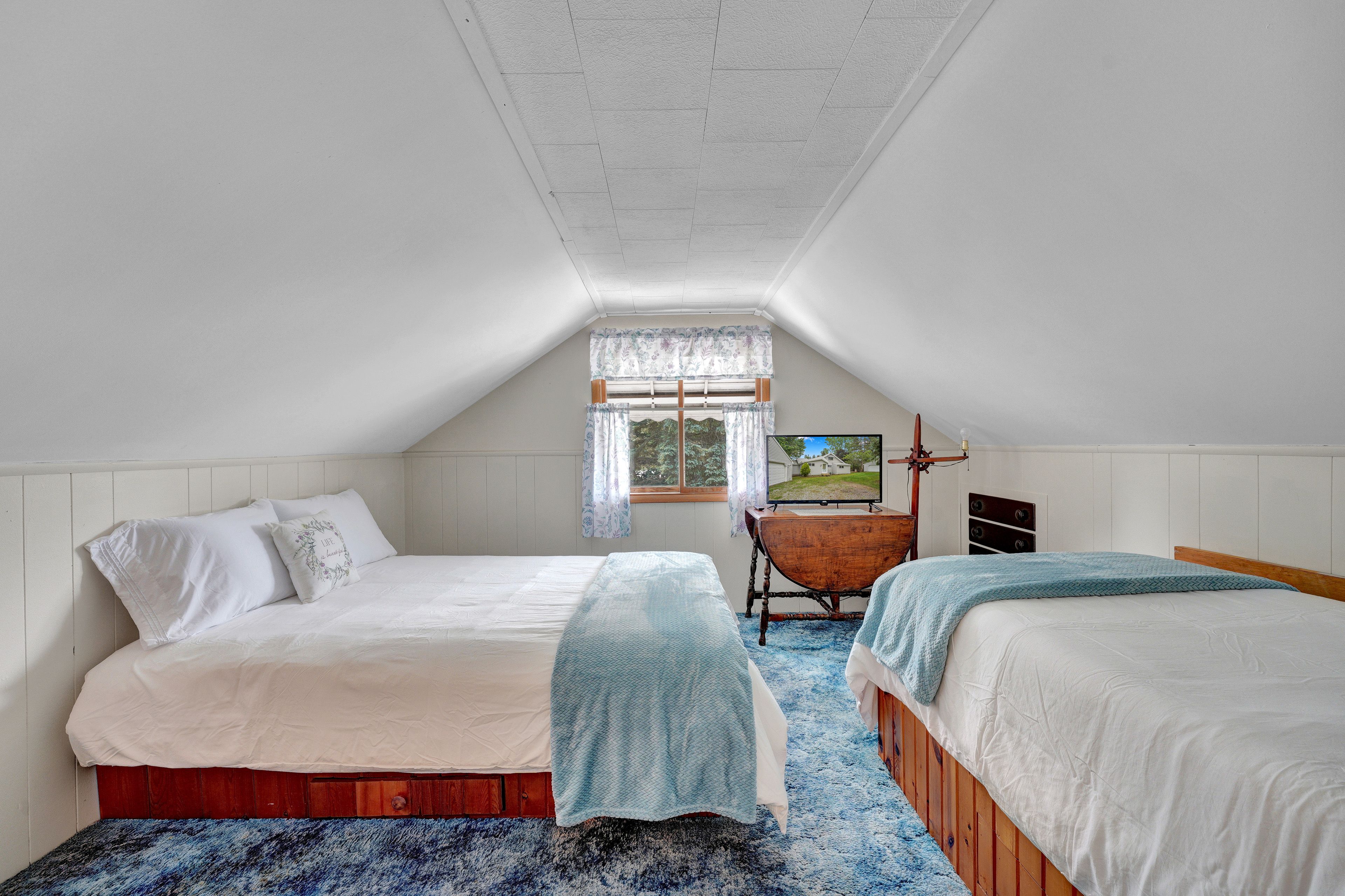 Bedroom 2 | Queen Bed | Twin Bed | 2nd Floor