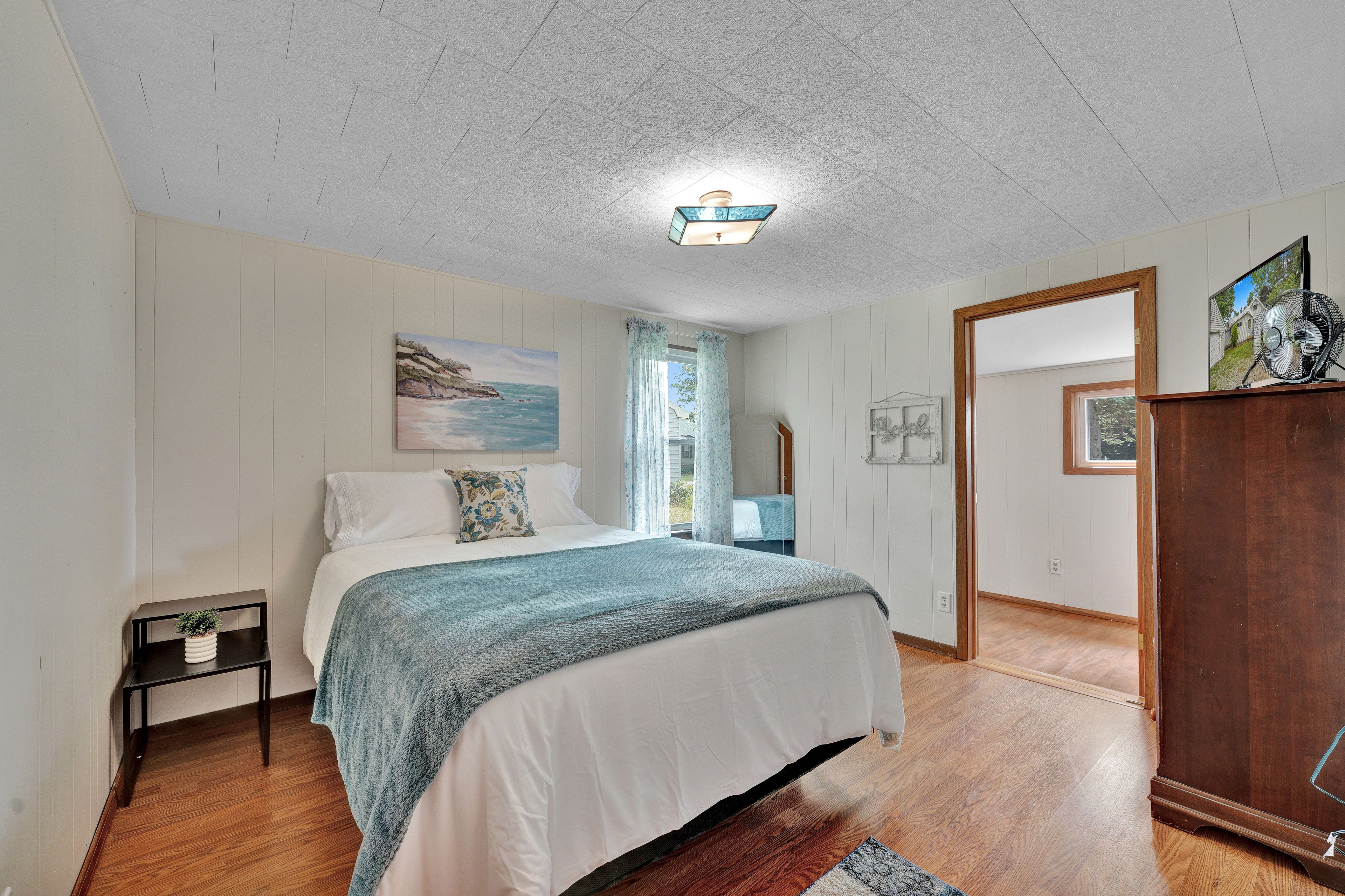 Bedroom 1 | Queen Bed | 1st Floor
