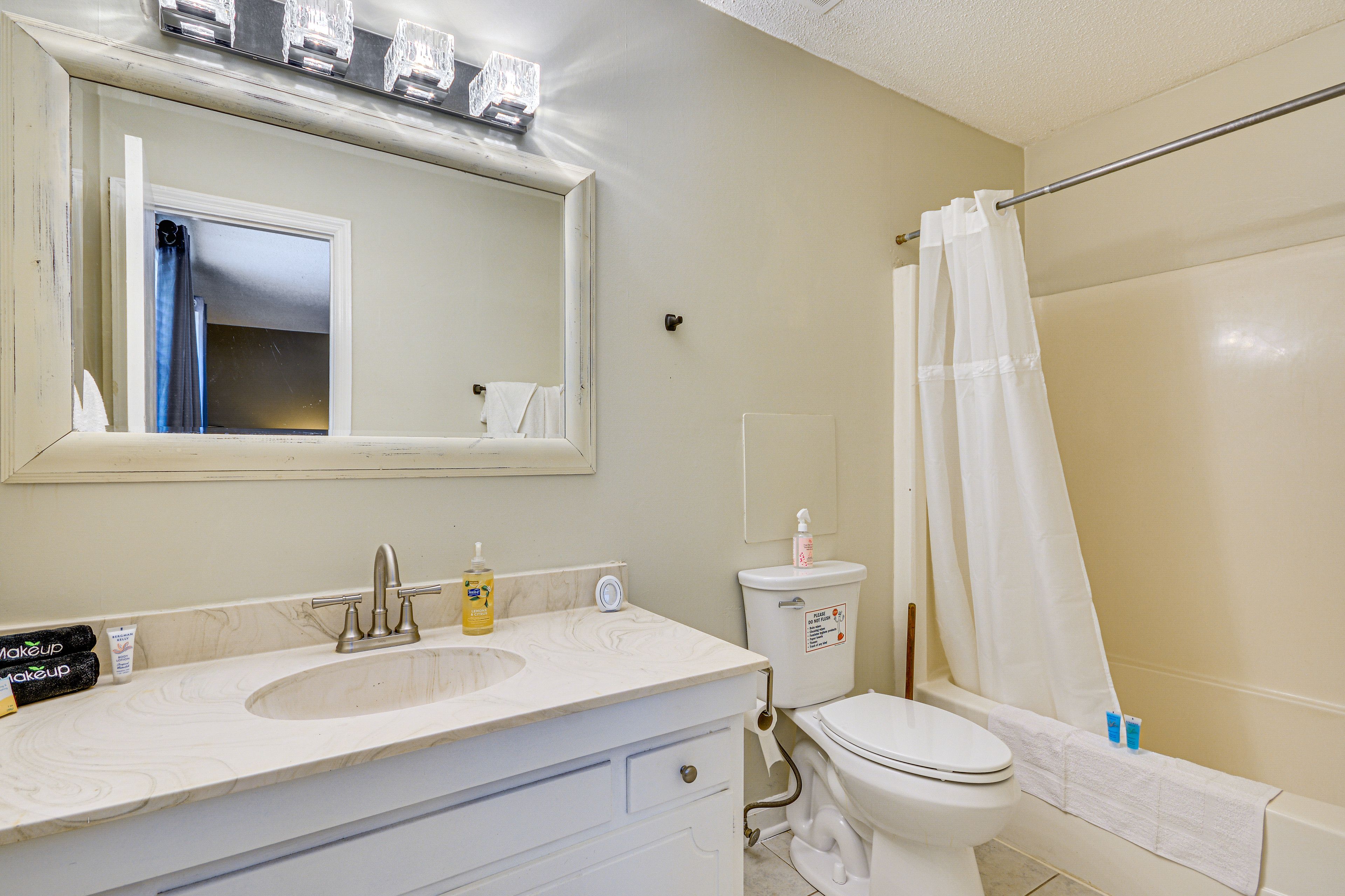 Full Bathroom | 2nd Floor | Towels Provided