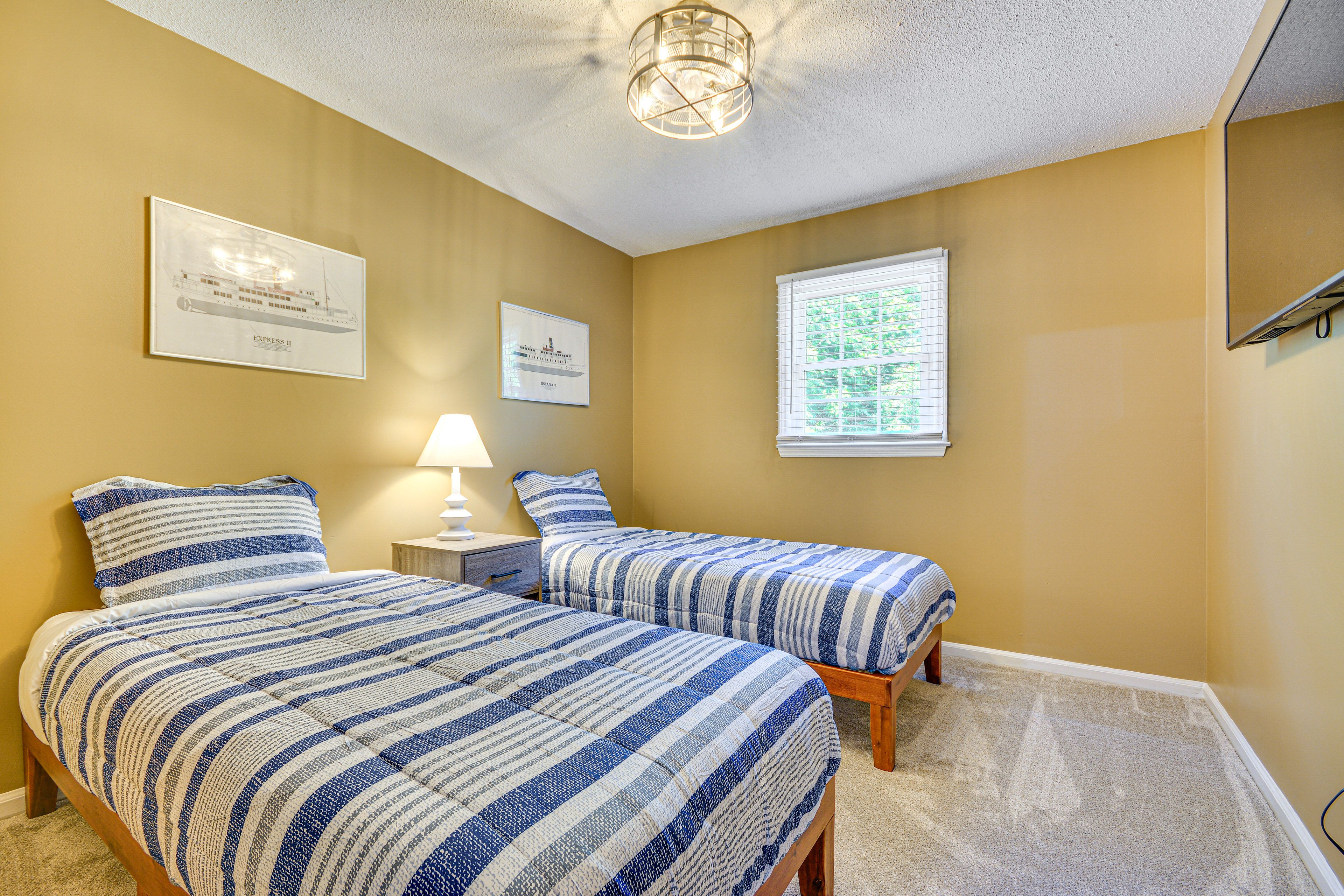 Bedroom 3 | 2nd Floor | 2 Twin Beds | Smart TV