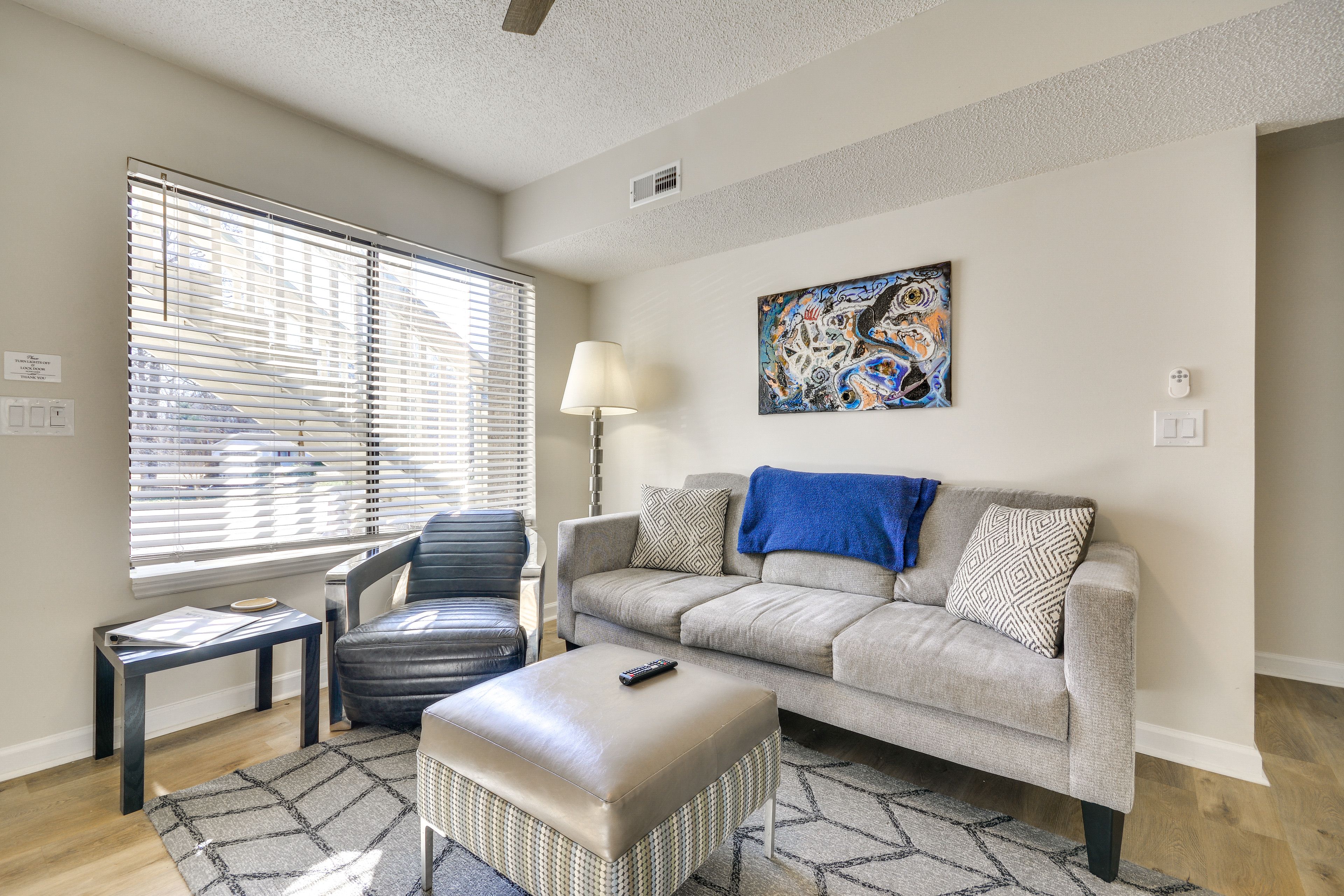 Living Room | Free WiFi | Smart TV | Central A/C | Electric Fireplace