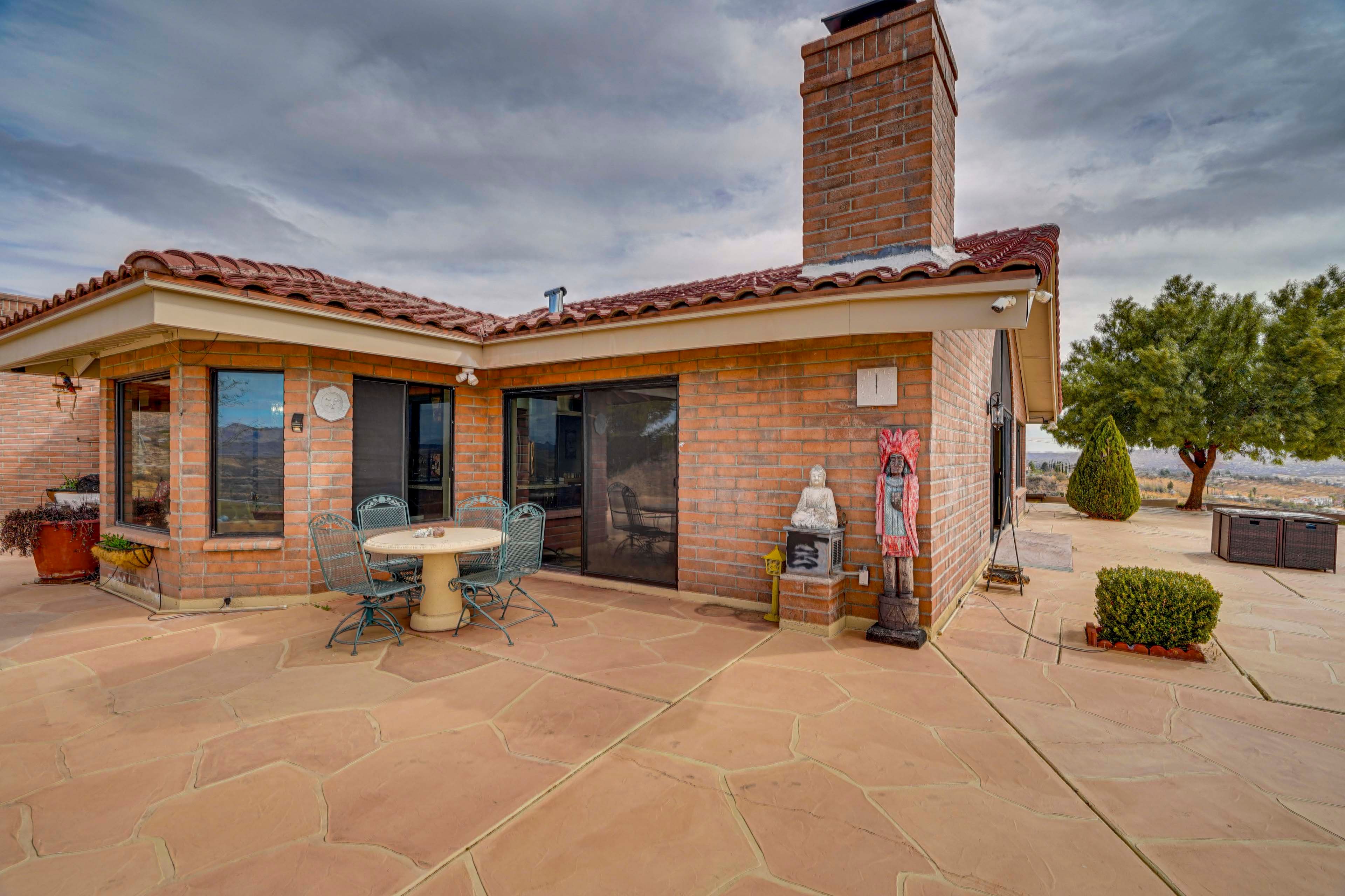 Additional Outdoor Dining Area | Wood-Burning Fire Pit