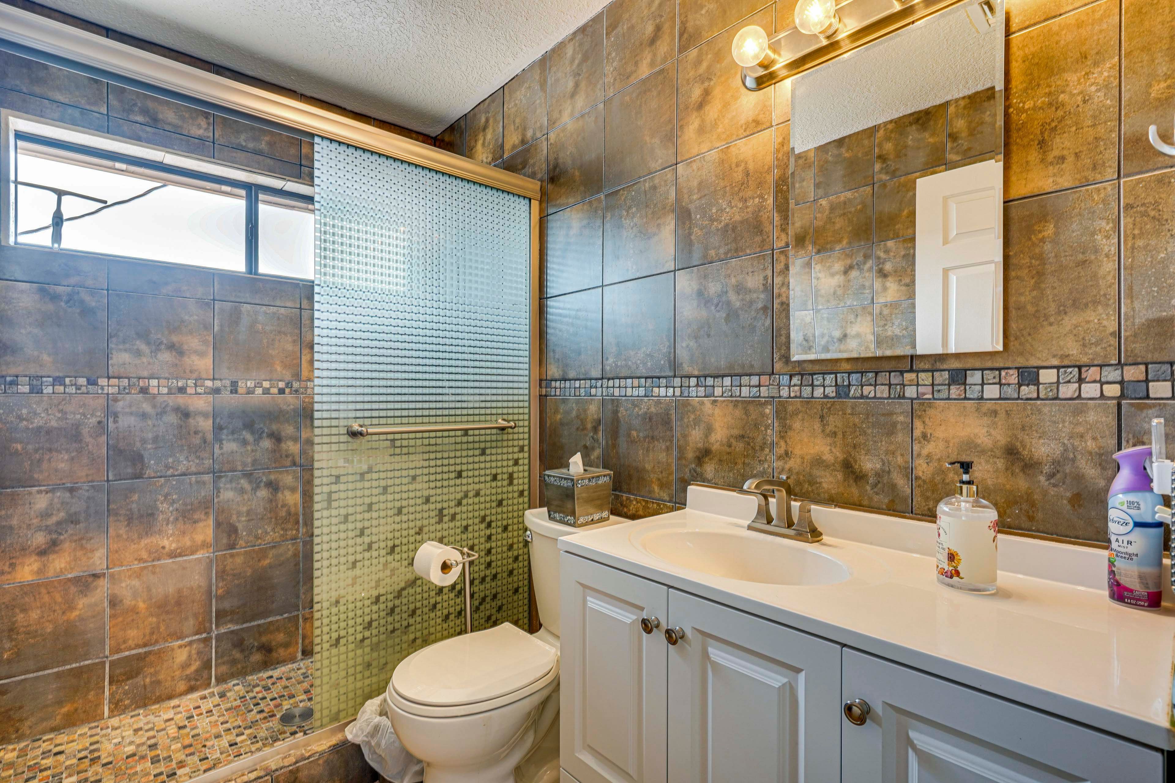 Full Bathroom | Complimentary Toiletries | Hair Dryer