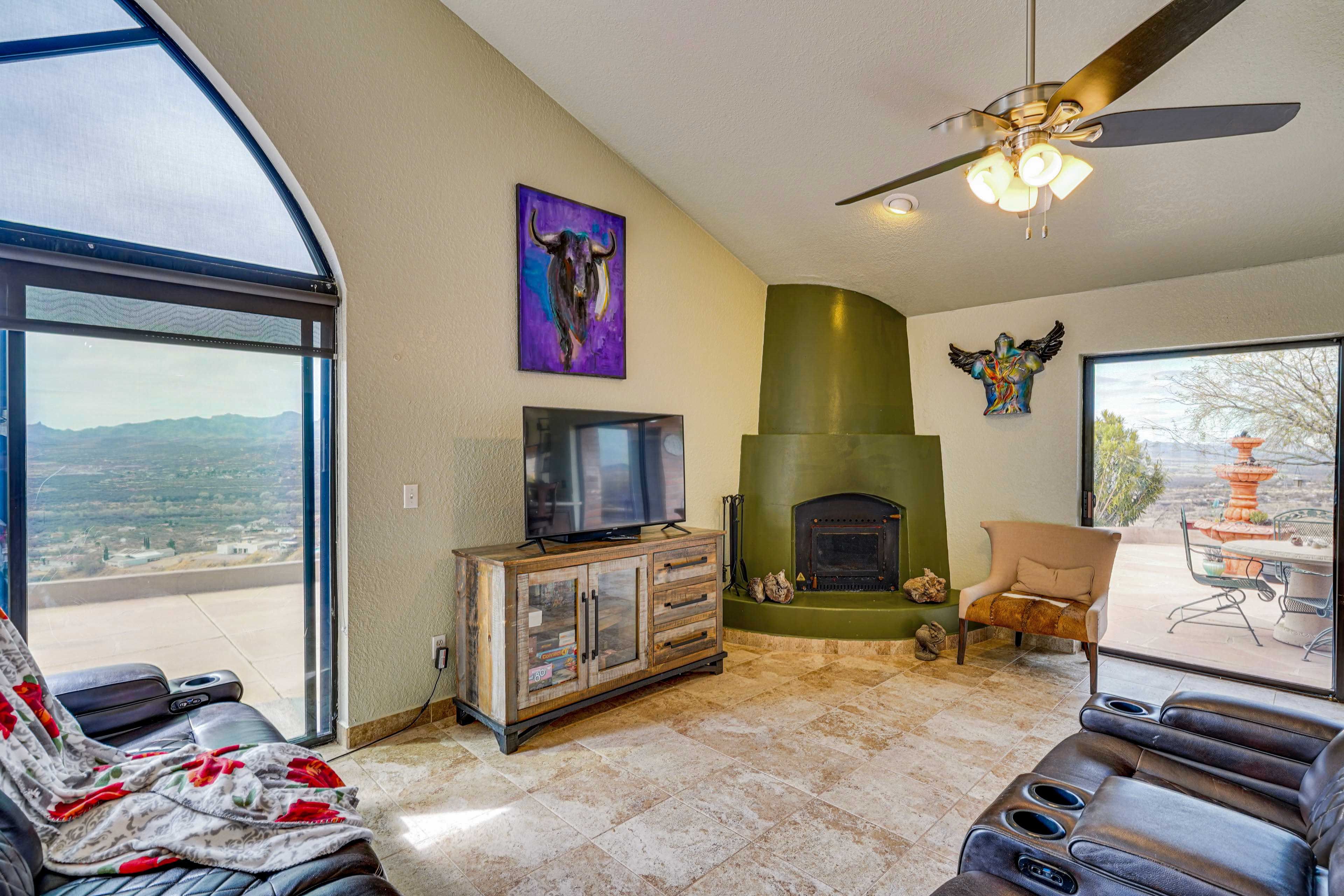 Living Room | Smart TV | Free WiFi | Wood-Burning Fireplace | Board Games