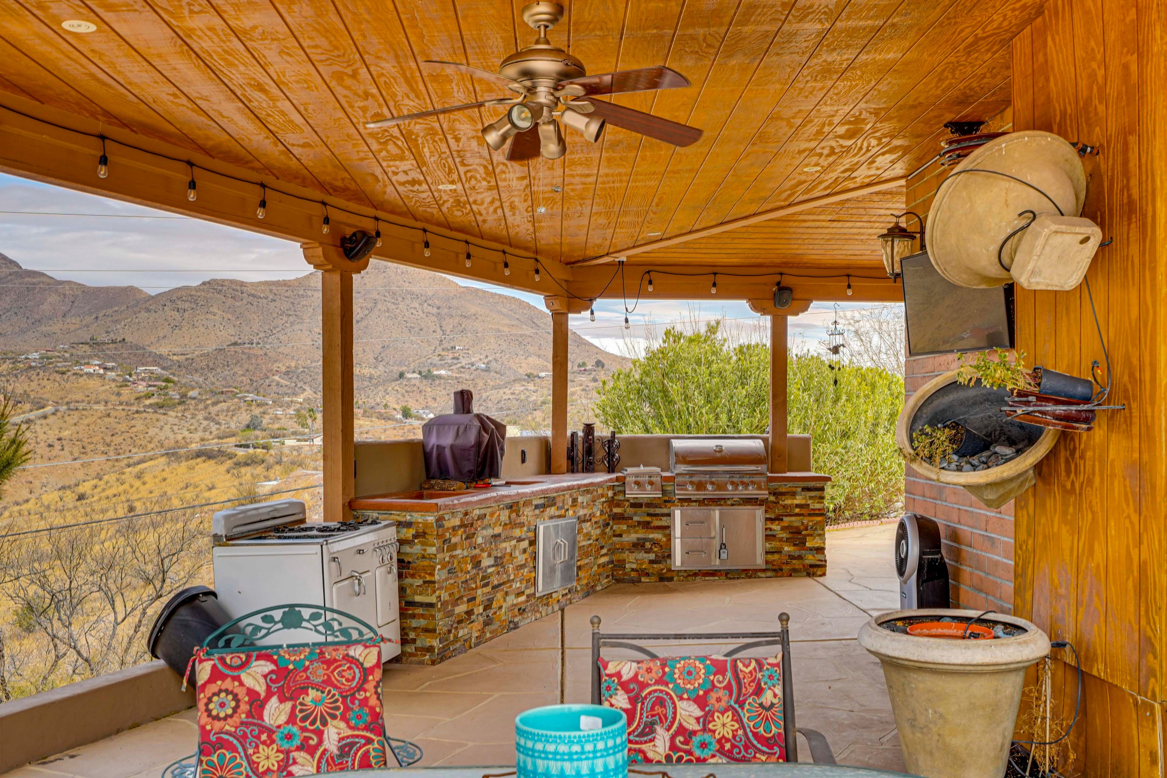 Outdoor Kitchen & Dining Area | Gas Grill | Smart TV