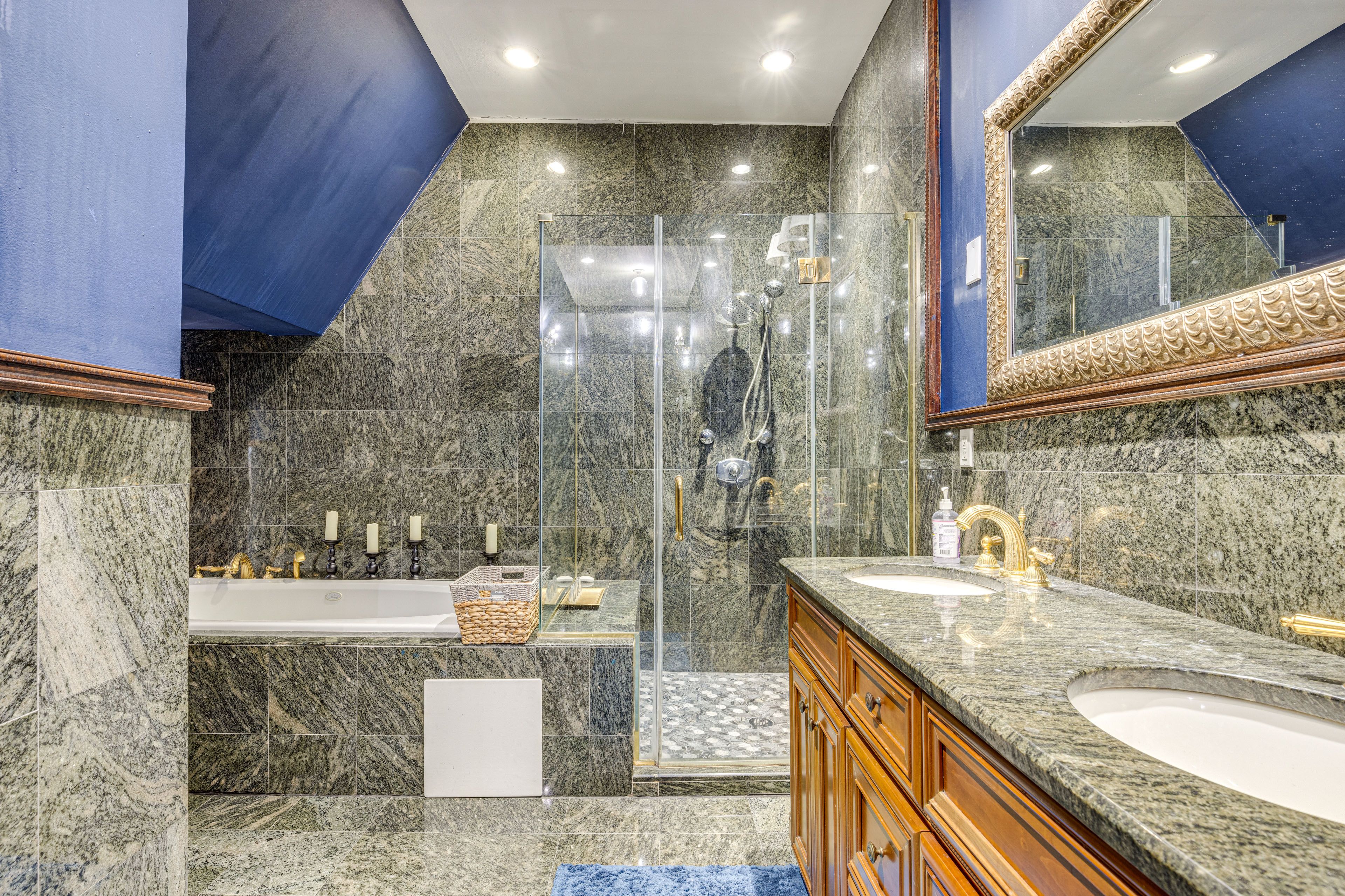 En-Suite Bathroom | 2nd Floor