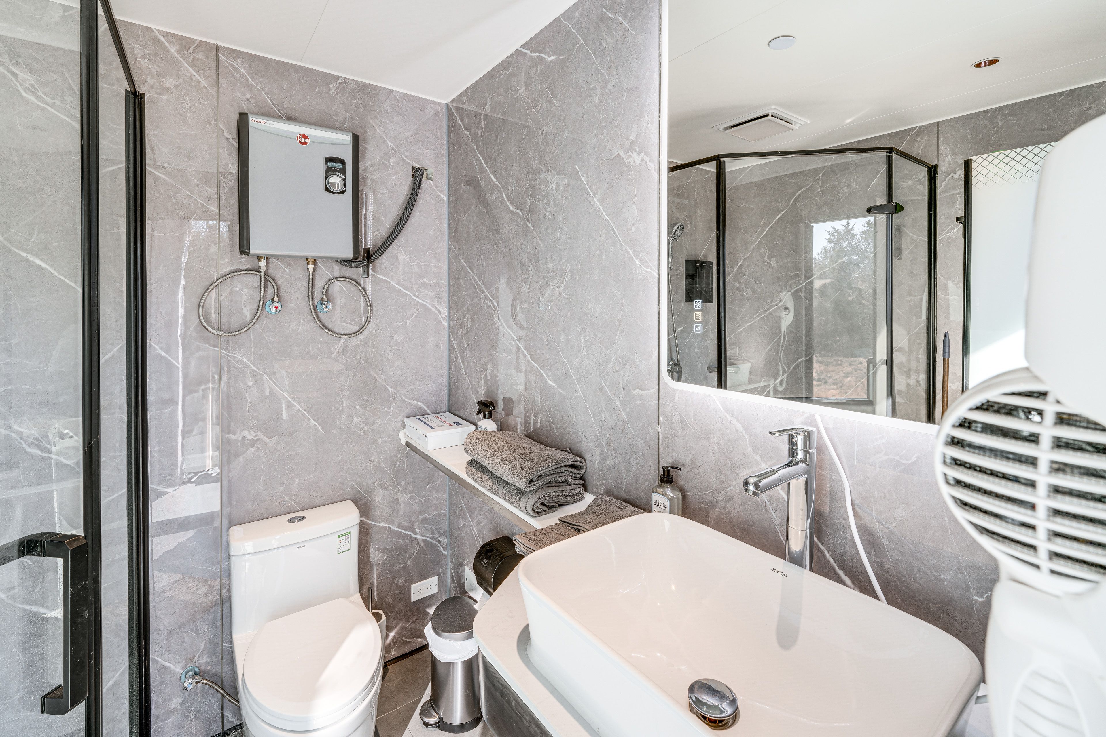 Full Bathroom | Towels Provided | Hair Dryer
