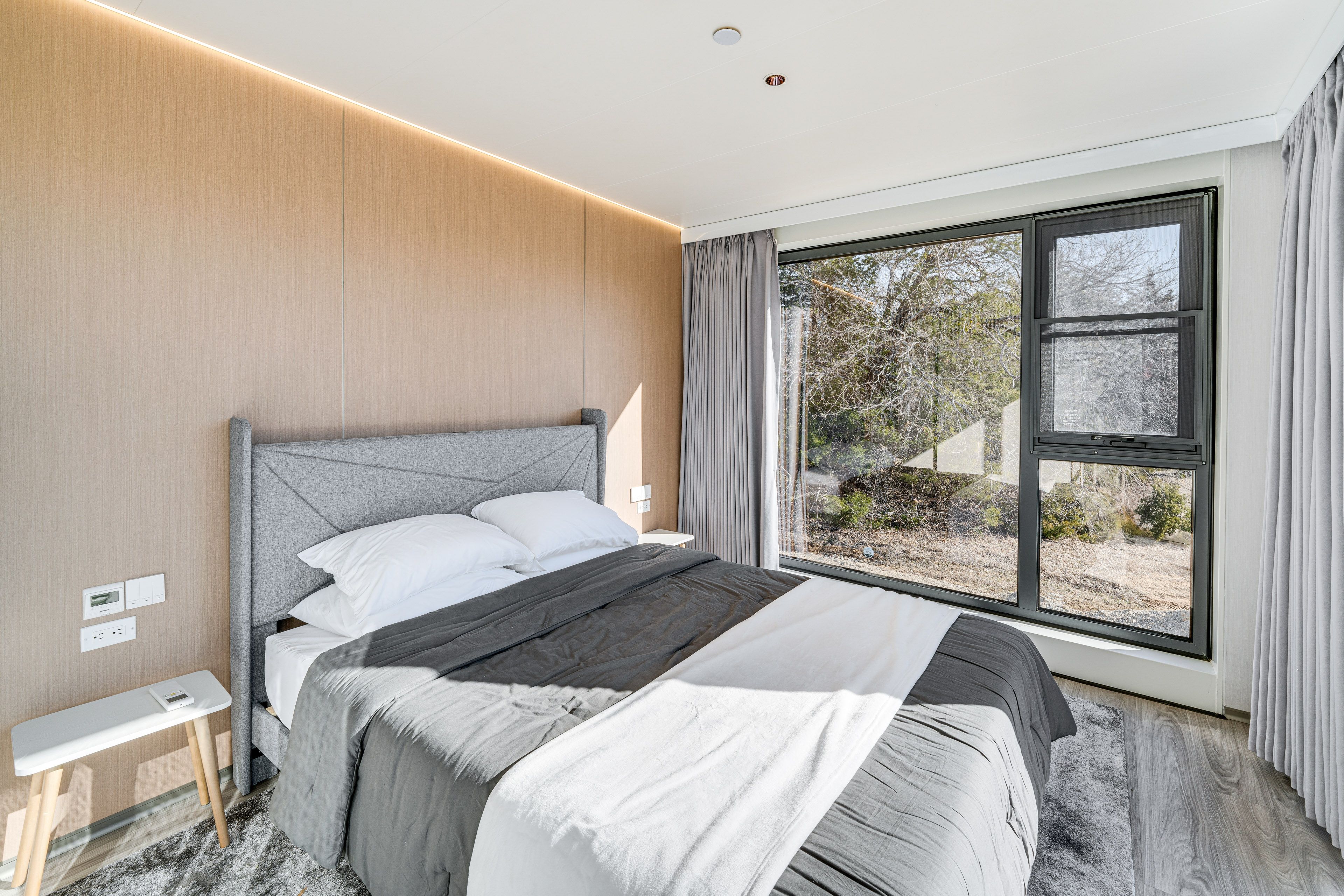 Studio | Queen Bed | Linens Provided | Hangers