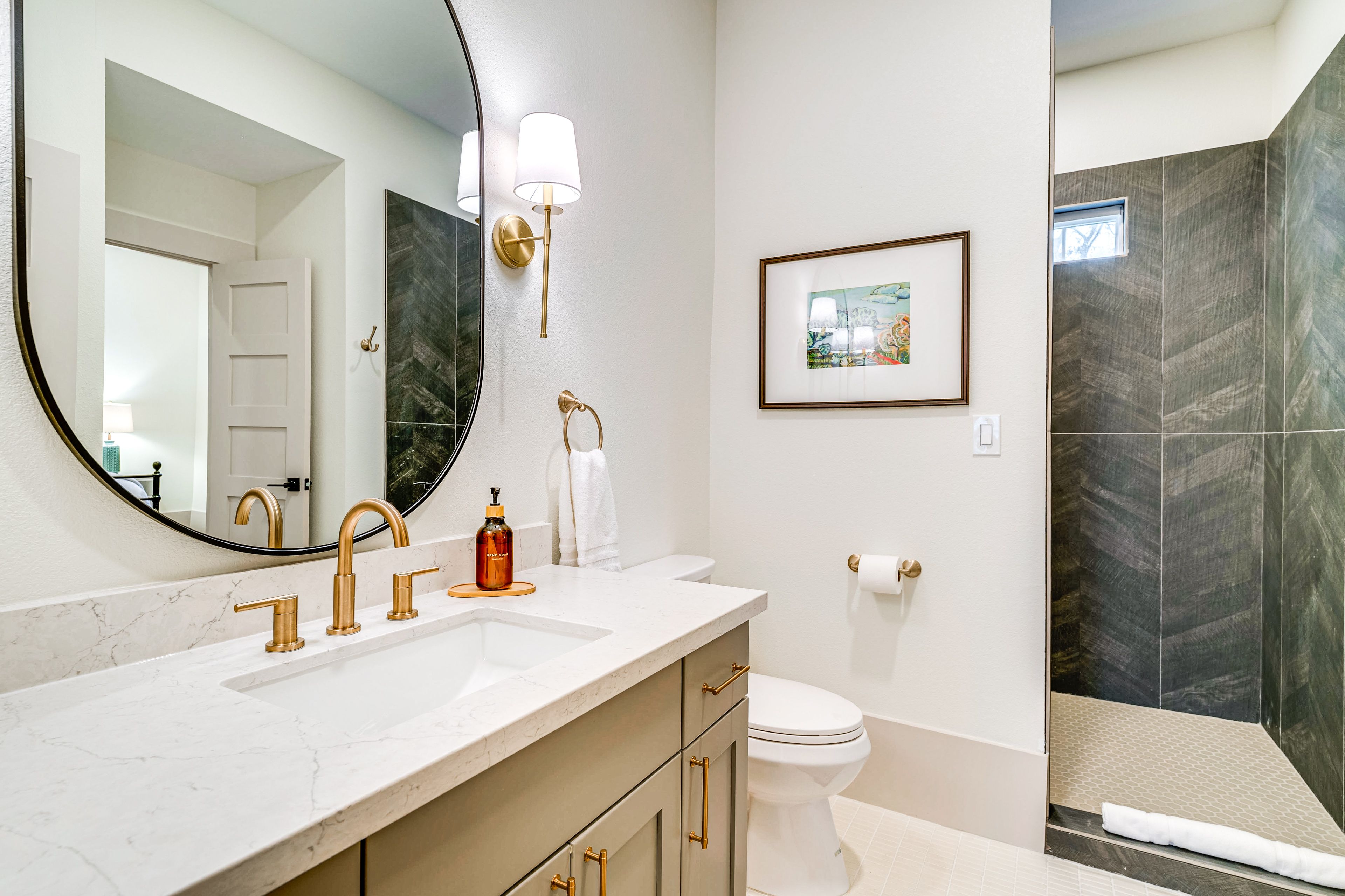 Full Bathroom | 1st Floor | Towels Provided