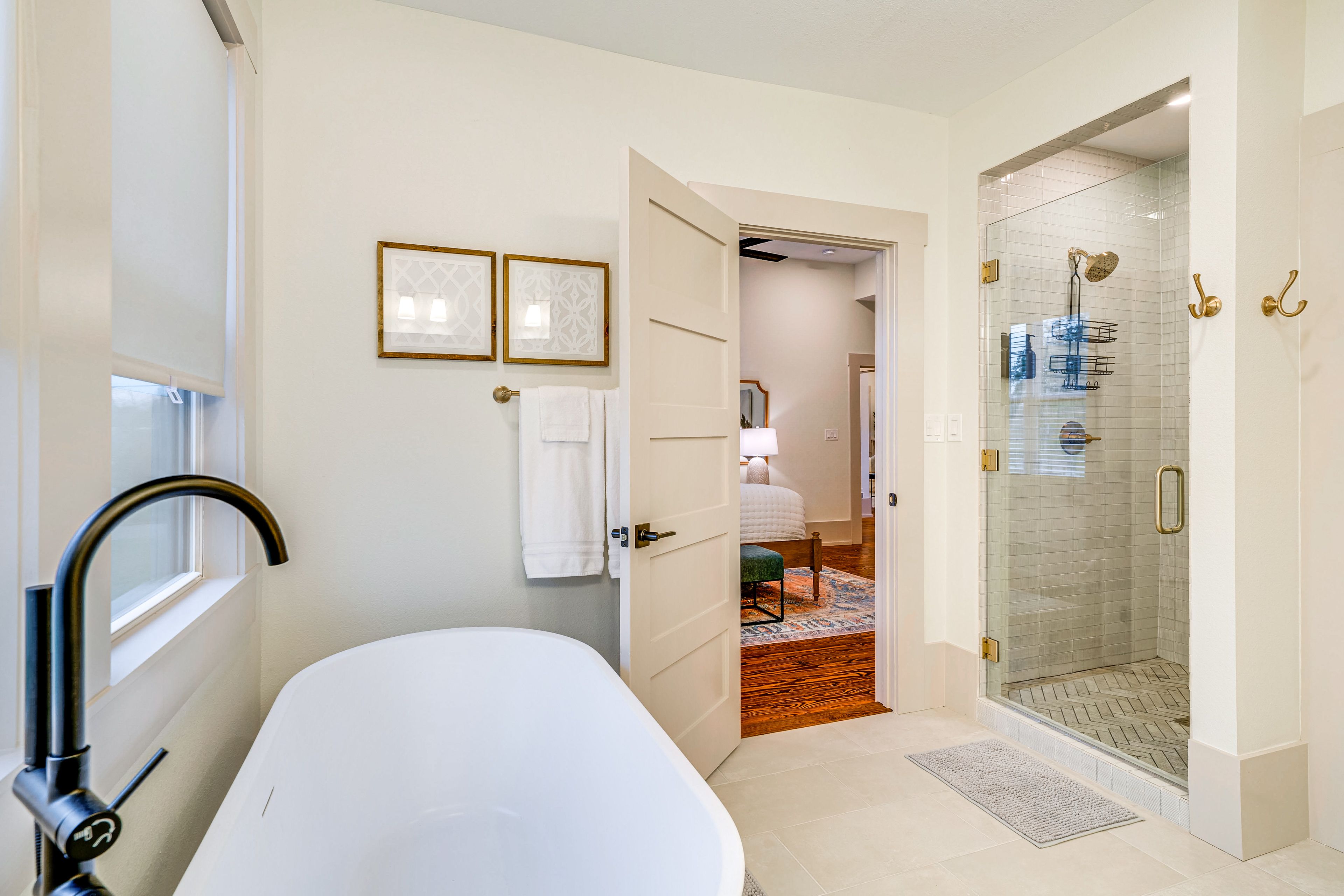 Full Bathroom | 1st Floor | Towels Provided