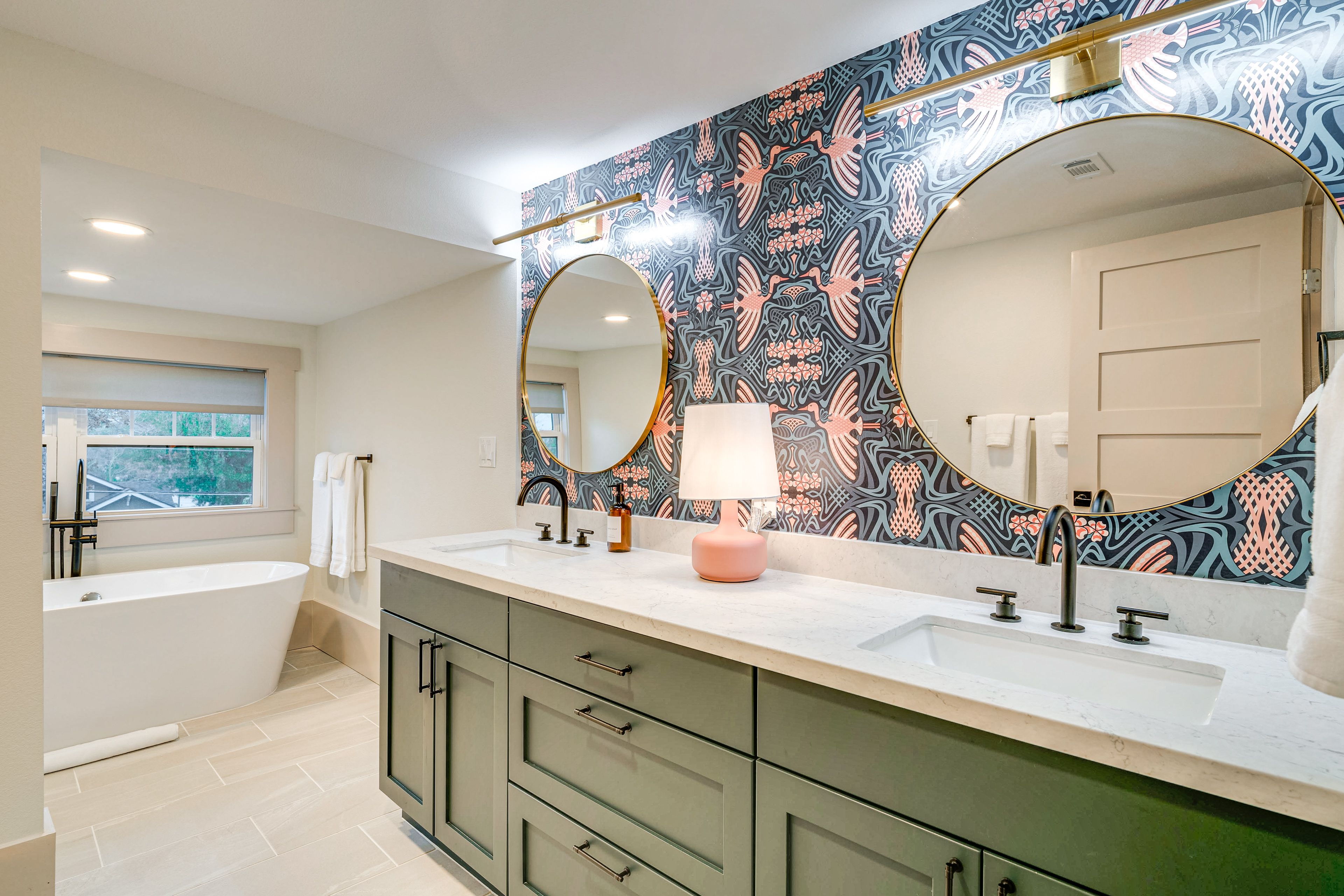 Full Bathroom | 2nd Floor | Towels Provided