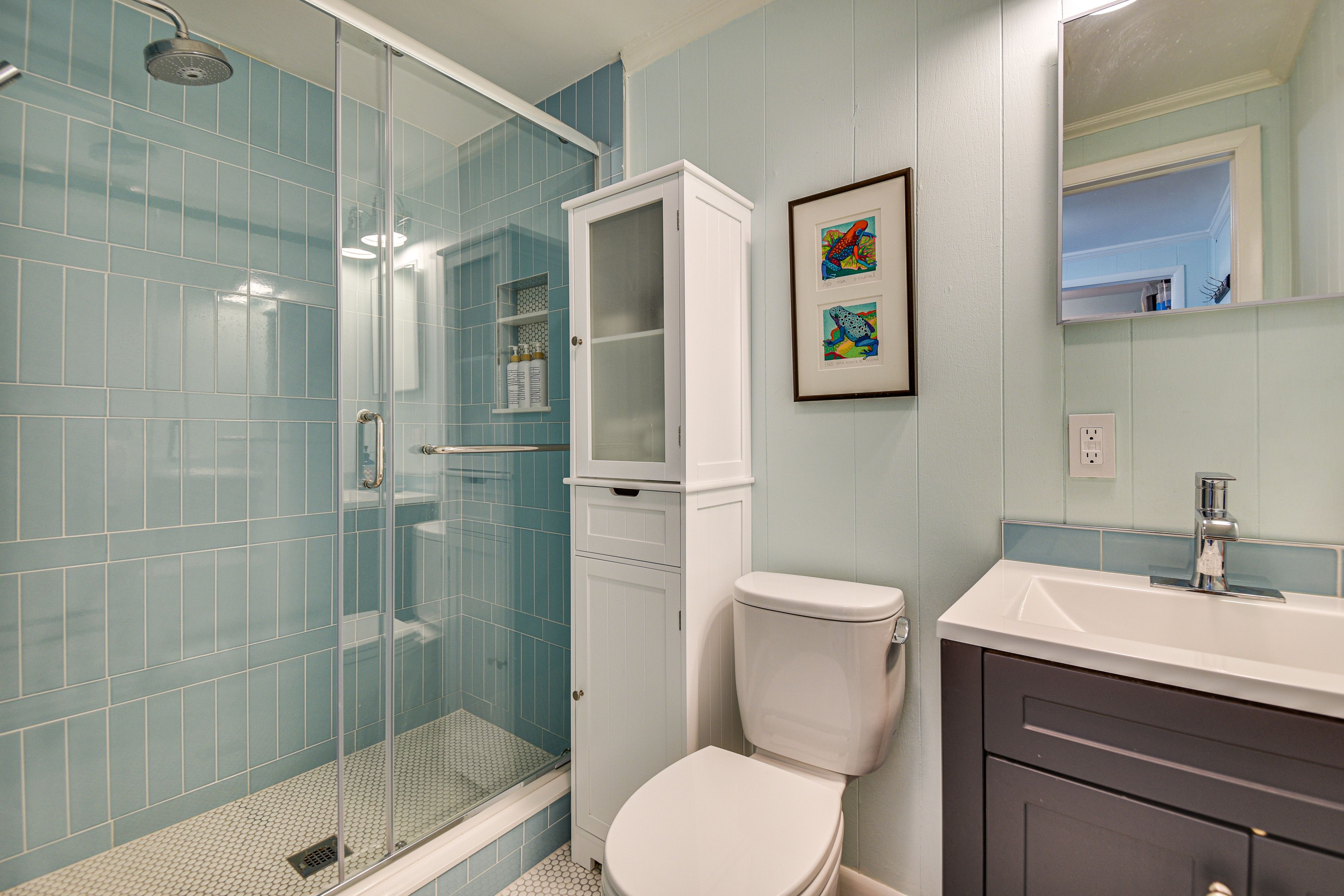 Full Bathroom | 1st Floor | Towels Provided