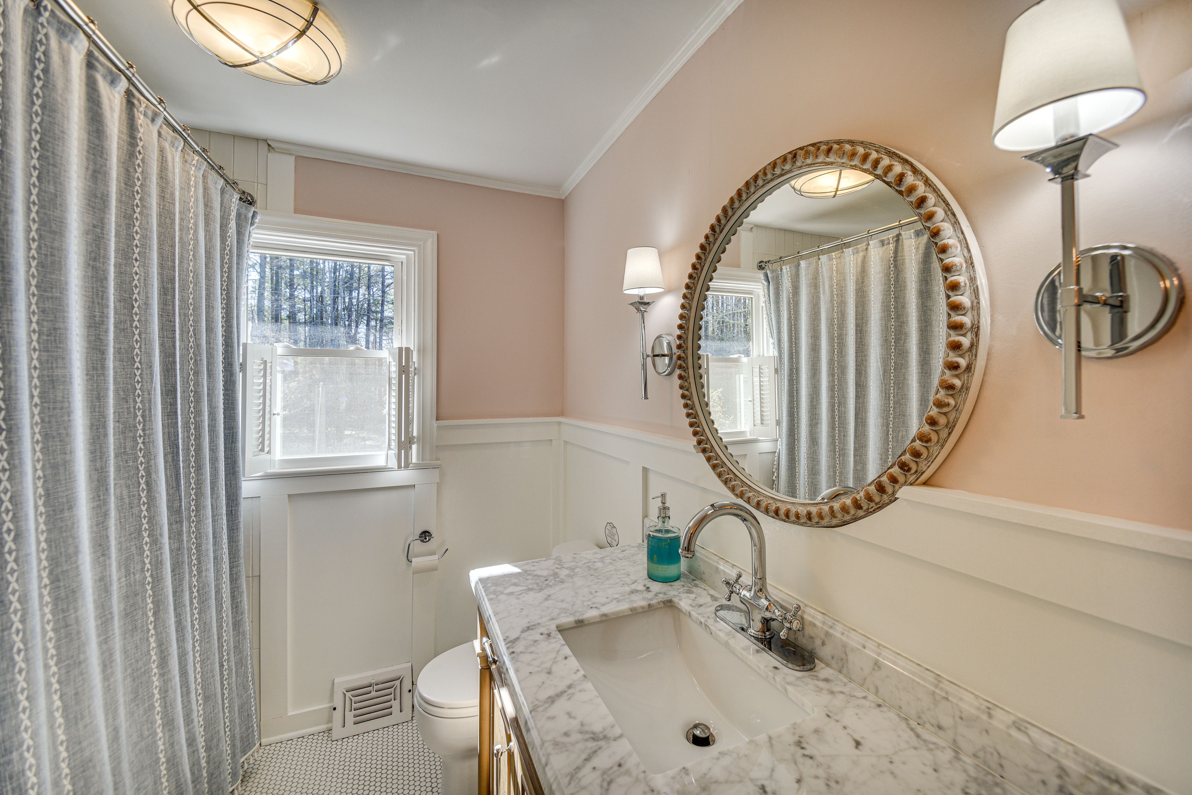 Full Bathroom | 1st Floor | Towels Provided