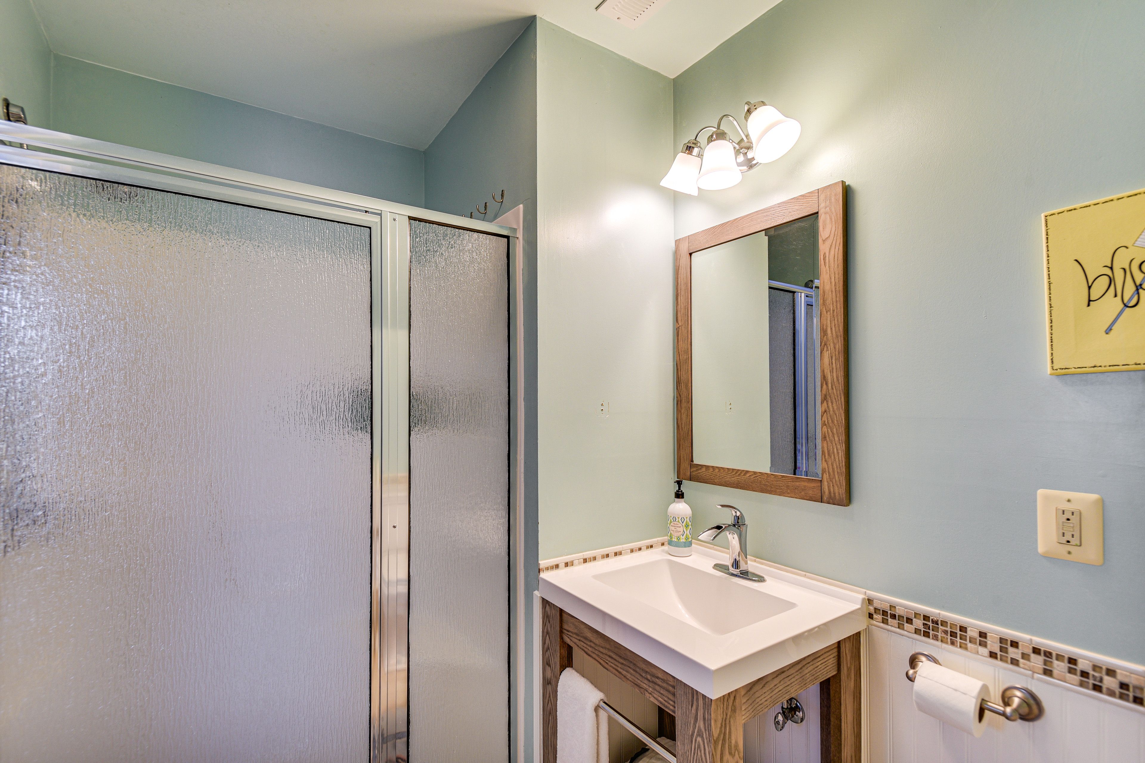 Full Bathroom | 2nd Floor | Towels Provided