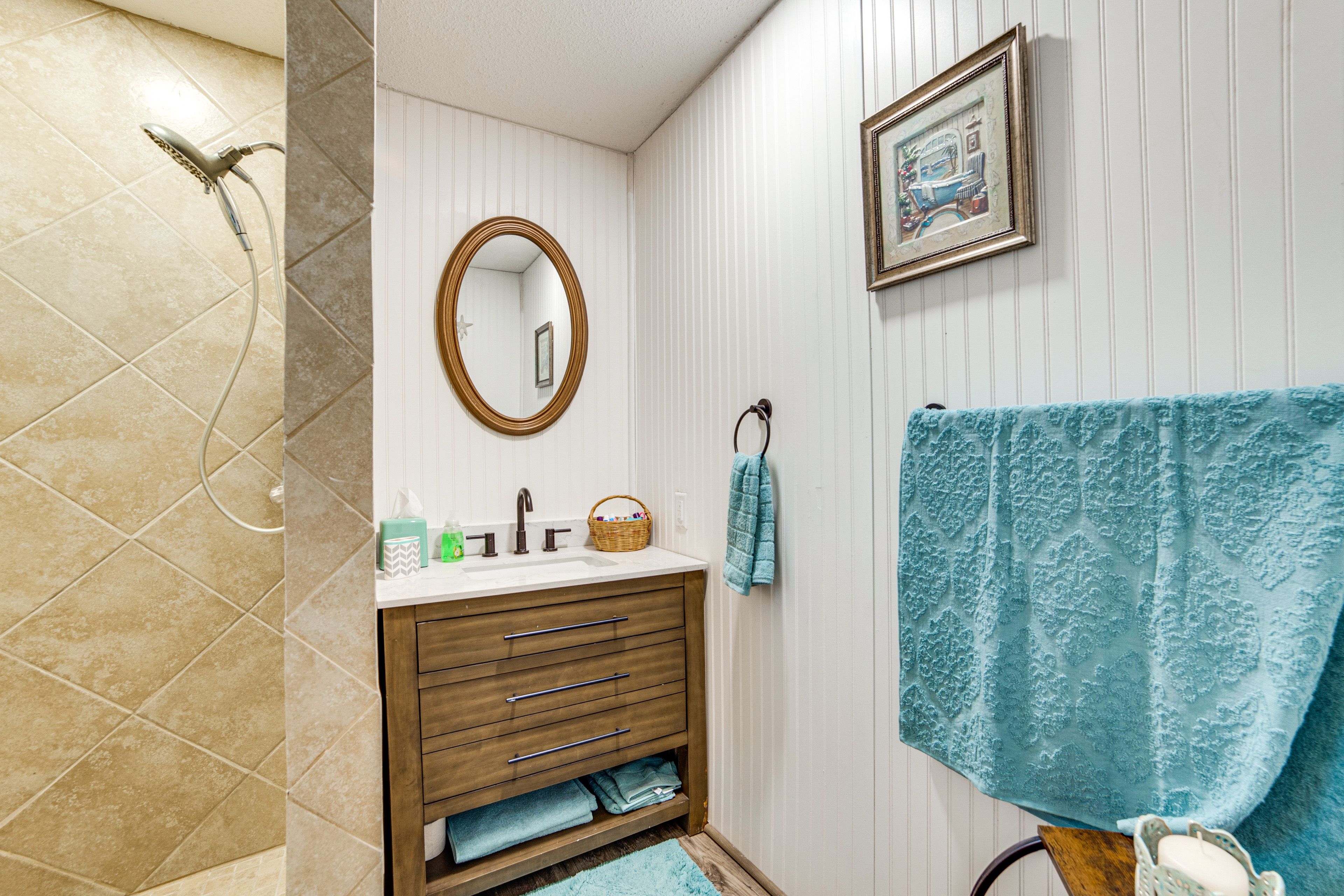 Full Bathroom | Towels Provided