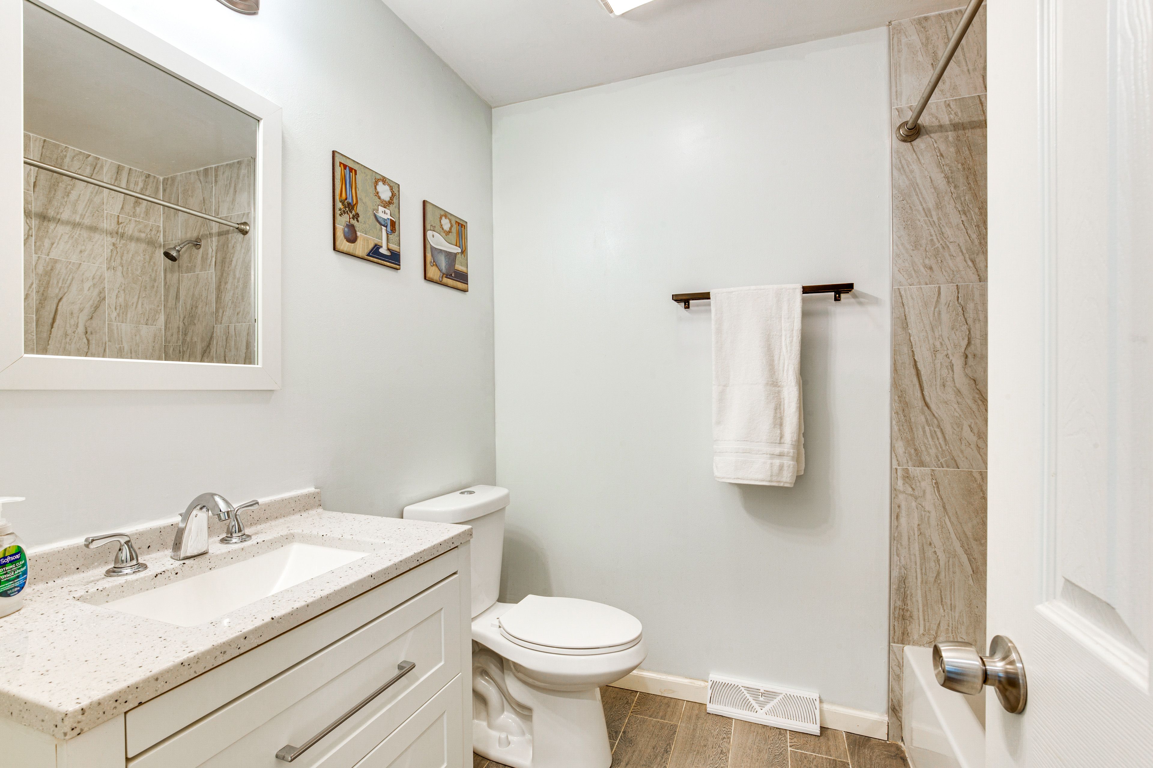 Full Bathroom | 1st Floor | Towels Provided