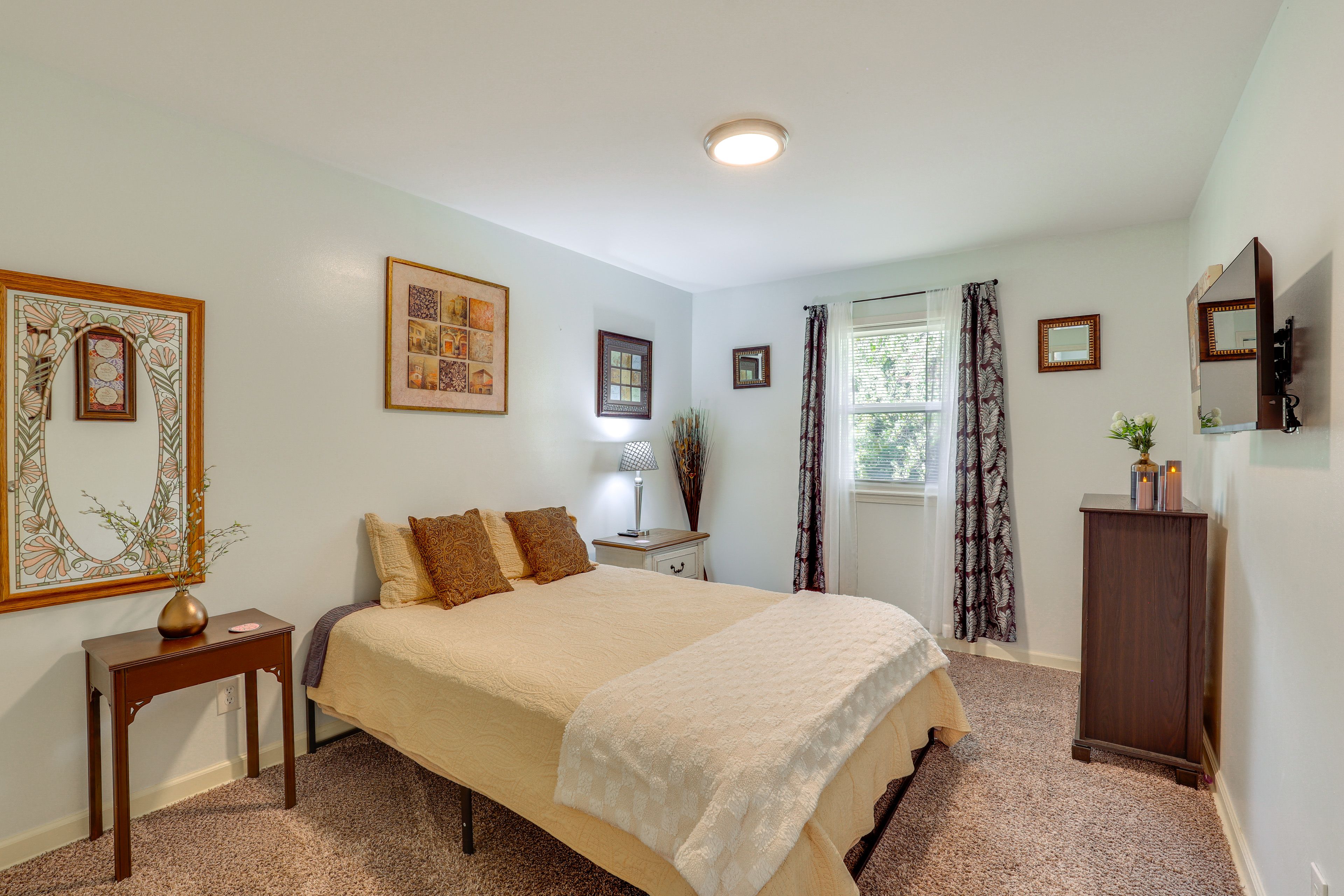 Bedroom 2 | Queen Bed | 1st Floor