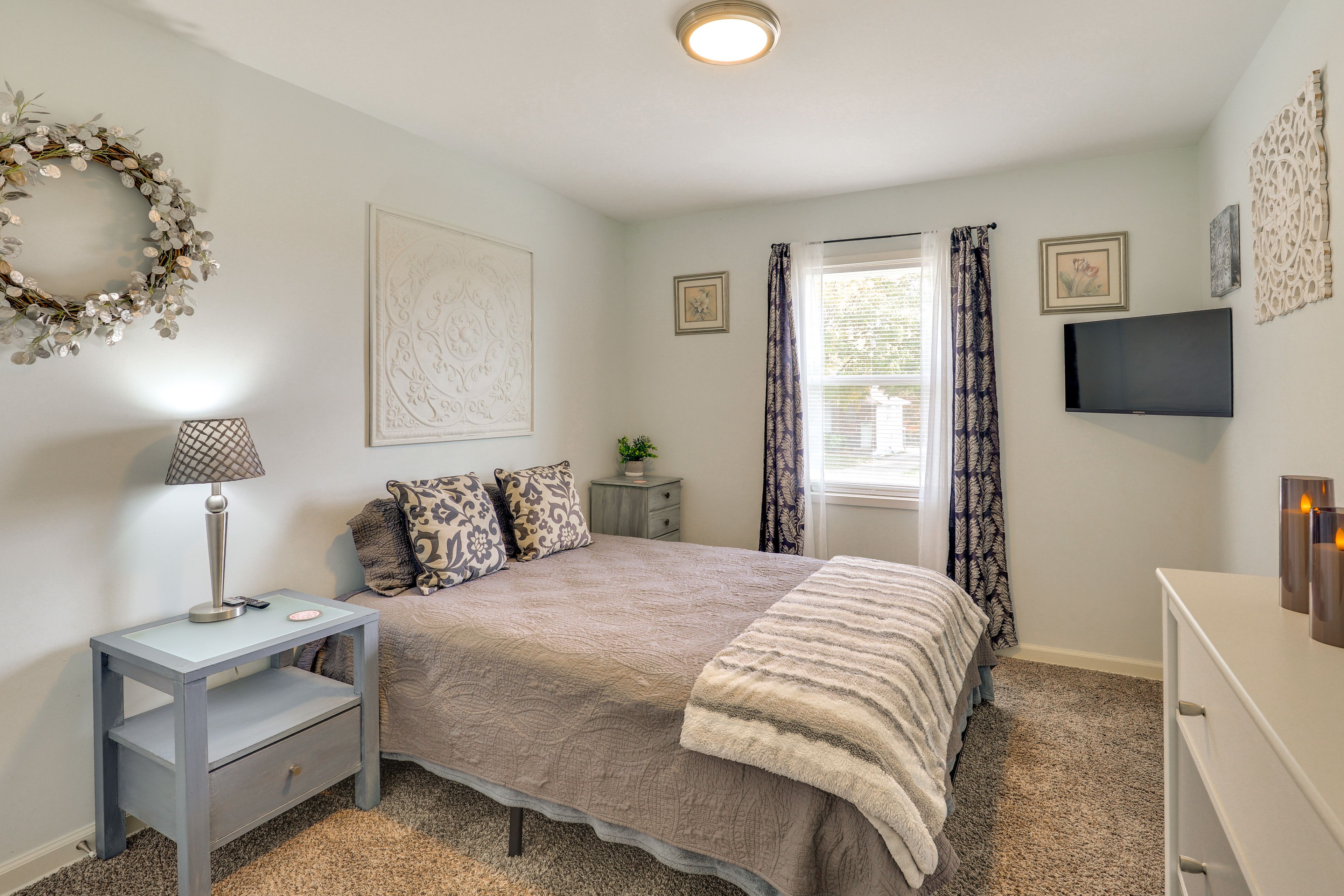 Bedroom 1 | Queen Bed | 1st Floor | Linens Provided