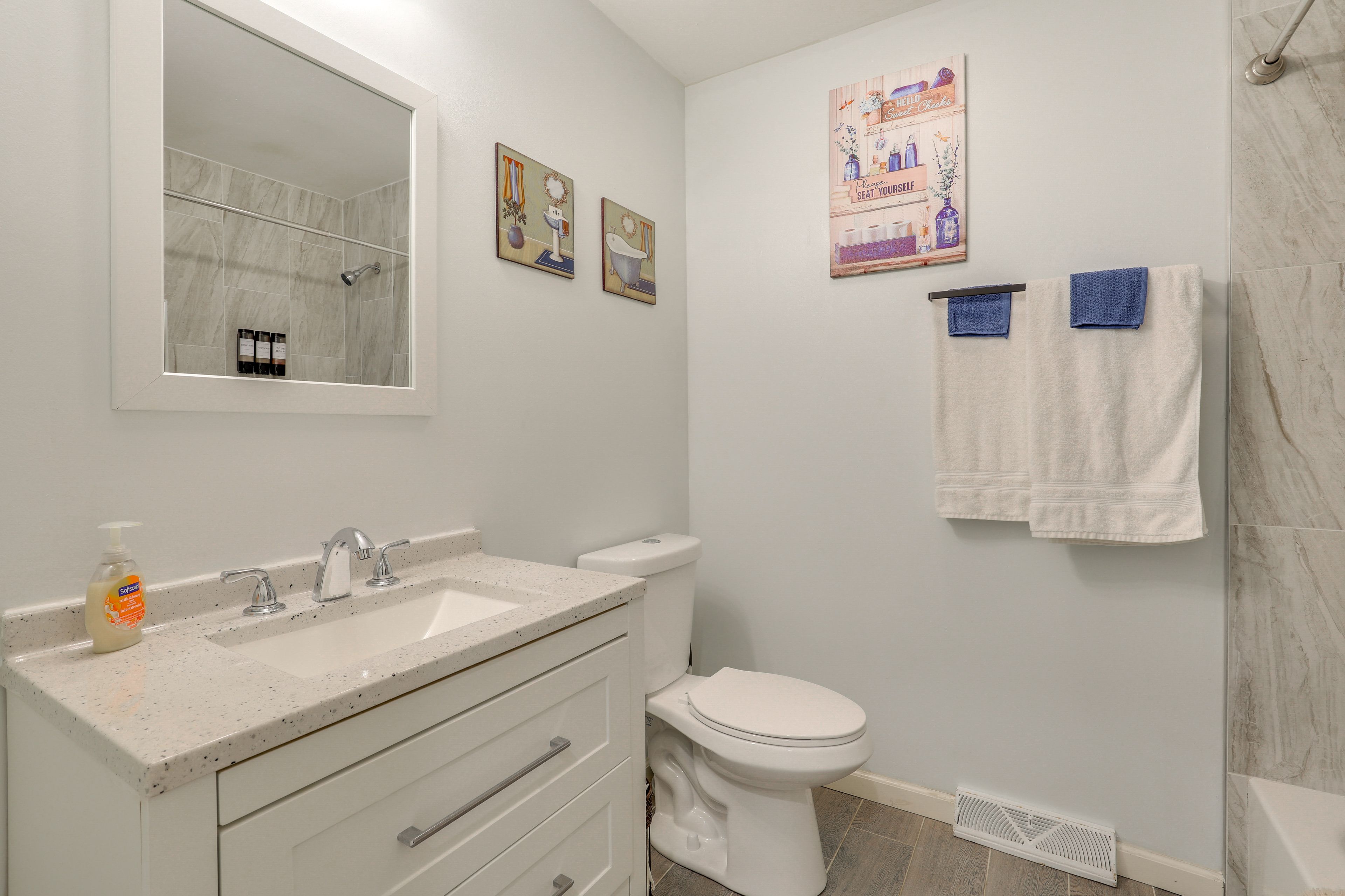 Full Bathroom | 1st Floor | Towels Provided