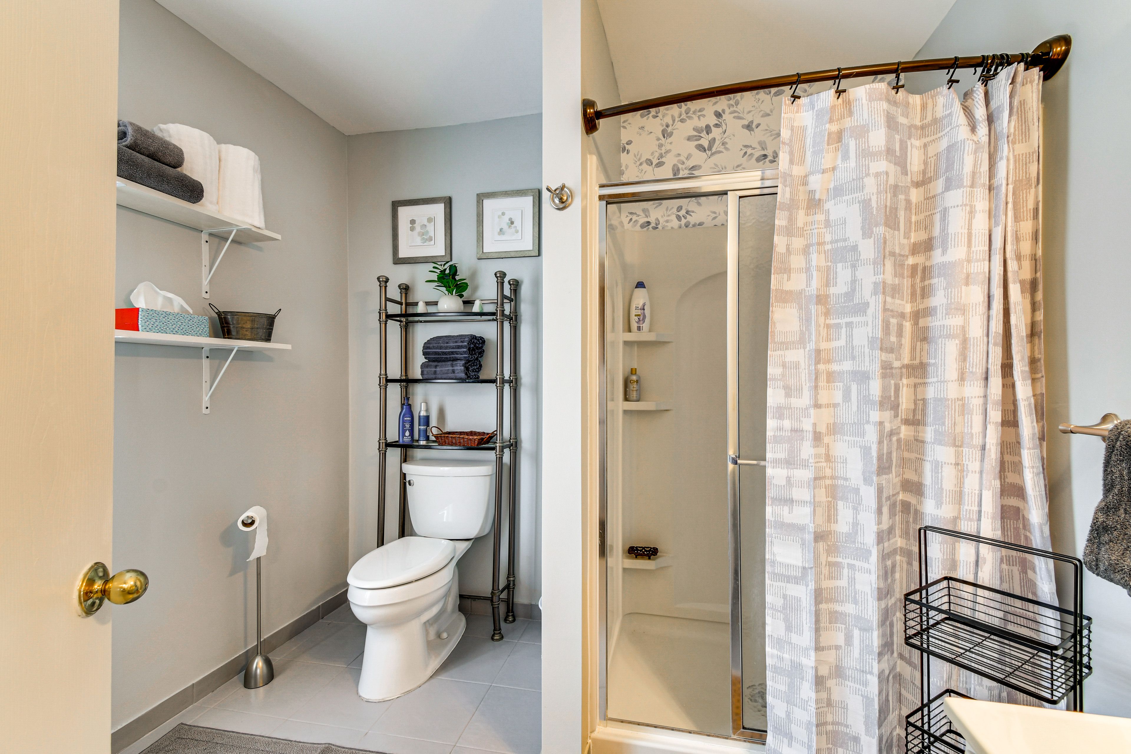 Full Bathroom | Towels Provided