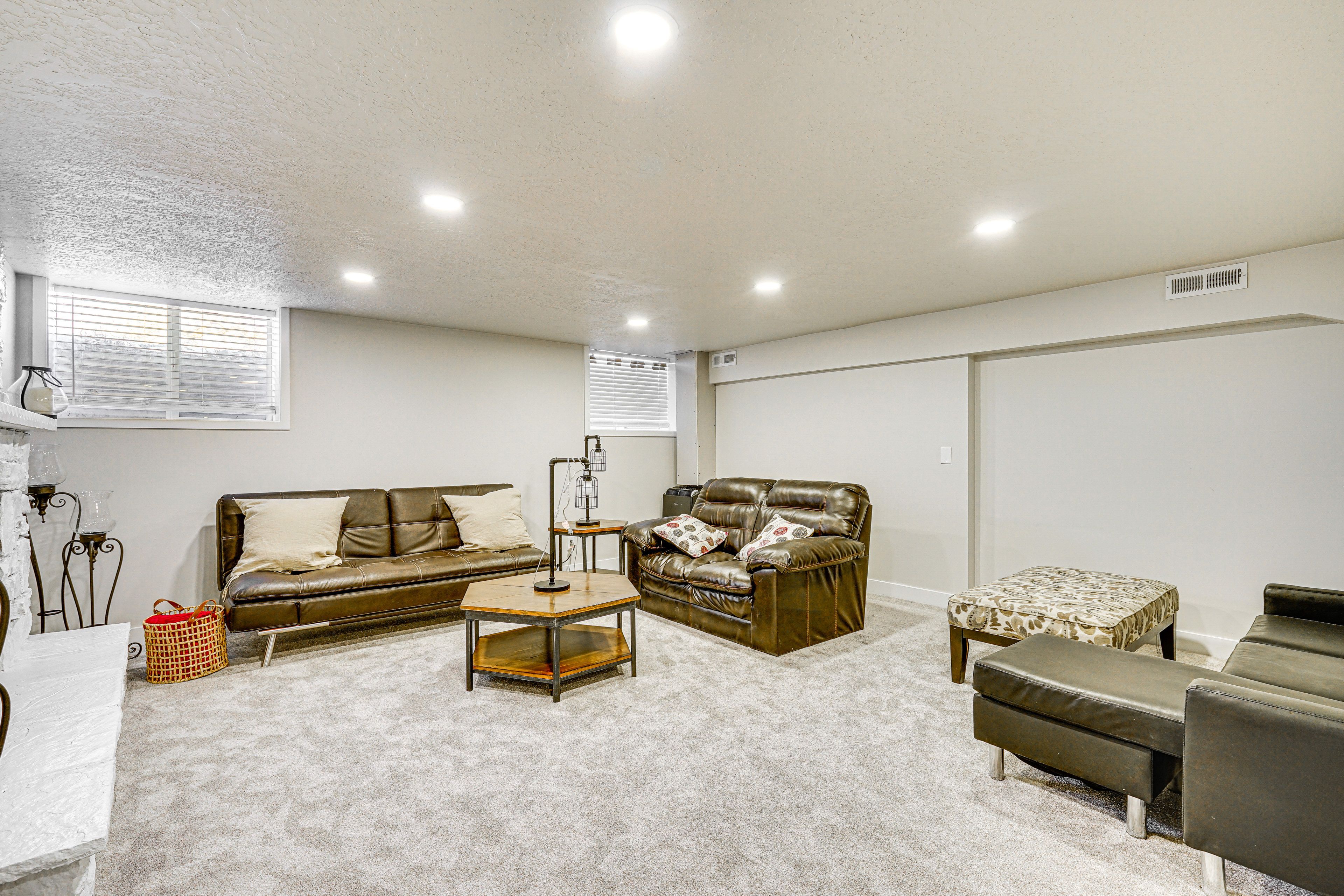 Living Room | Full Futon | Smart TV | Free WiFi