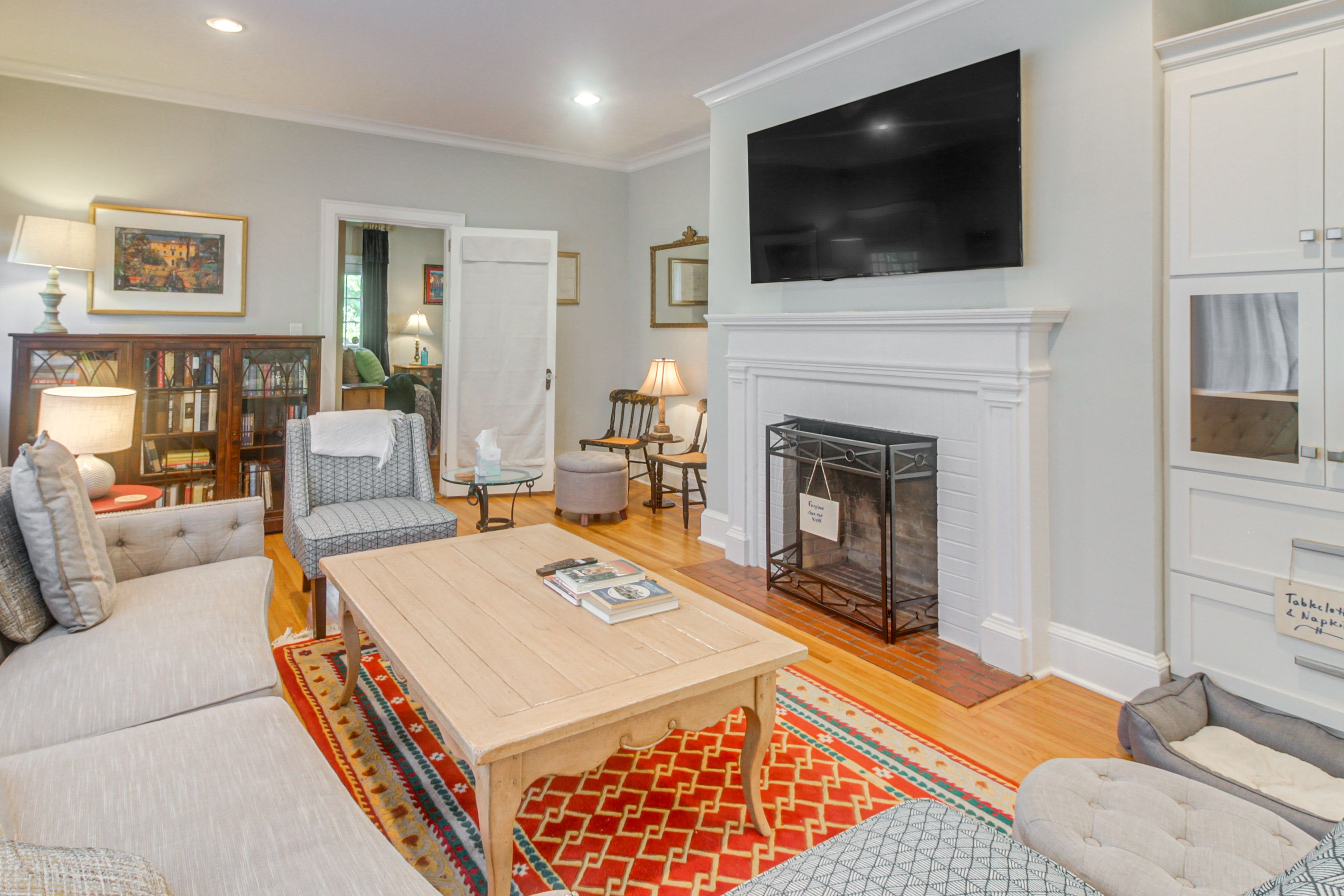 Living Room | Free WiFi | Central Heating & A/C | Smart TV | 1st Floor