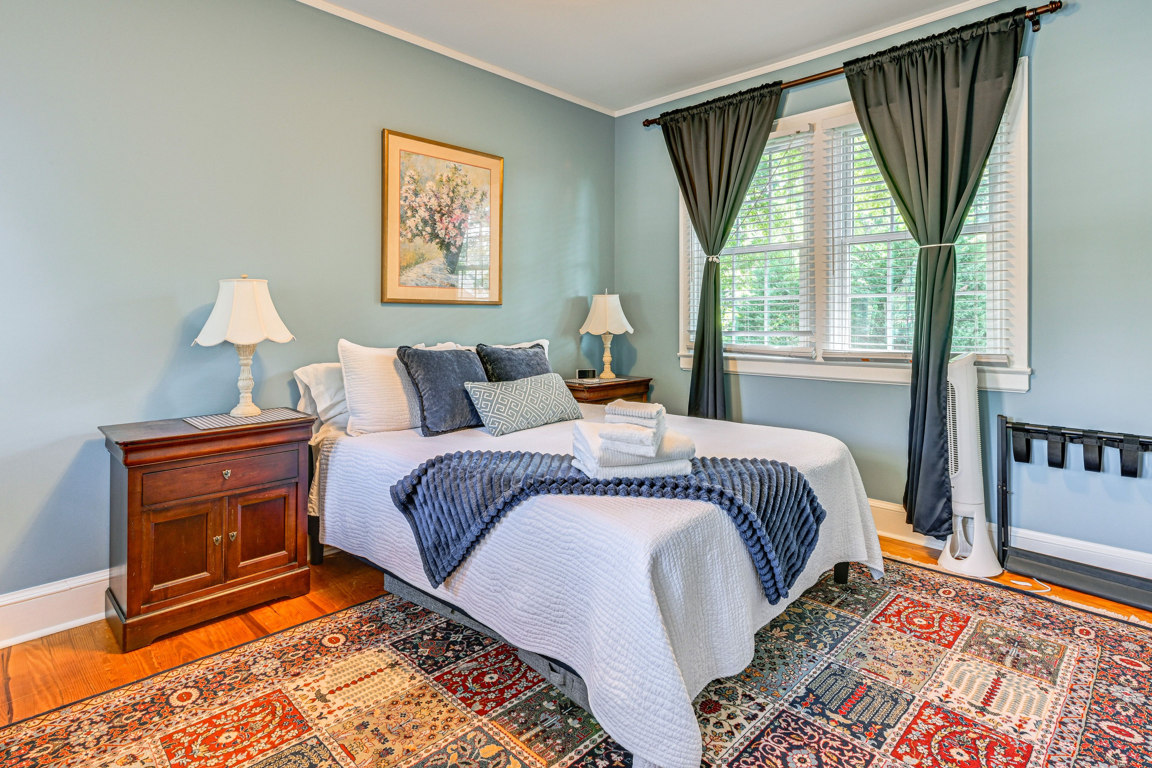 Bedroom 1 | Queen Bed | Linens Provided | 1st Floor