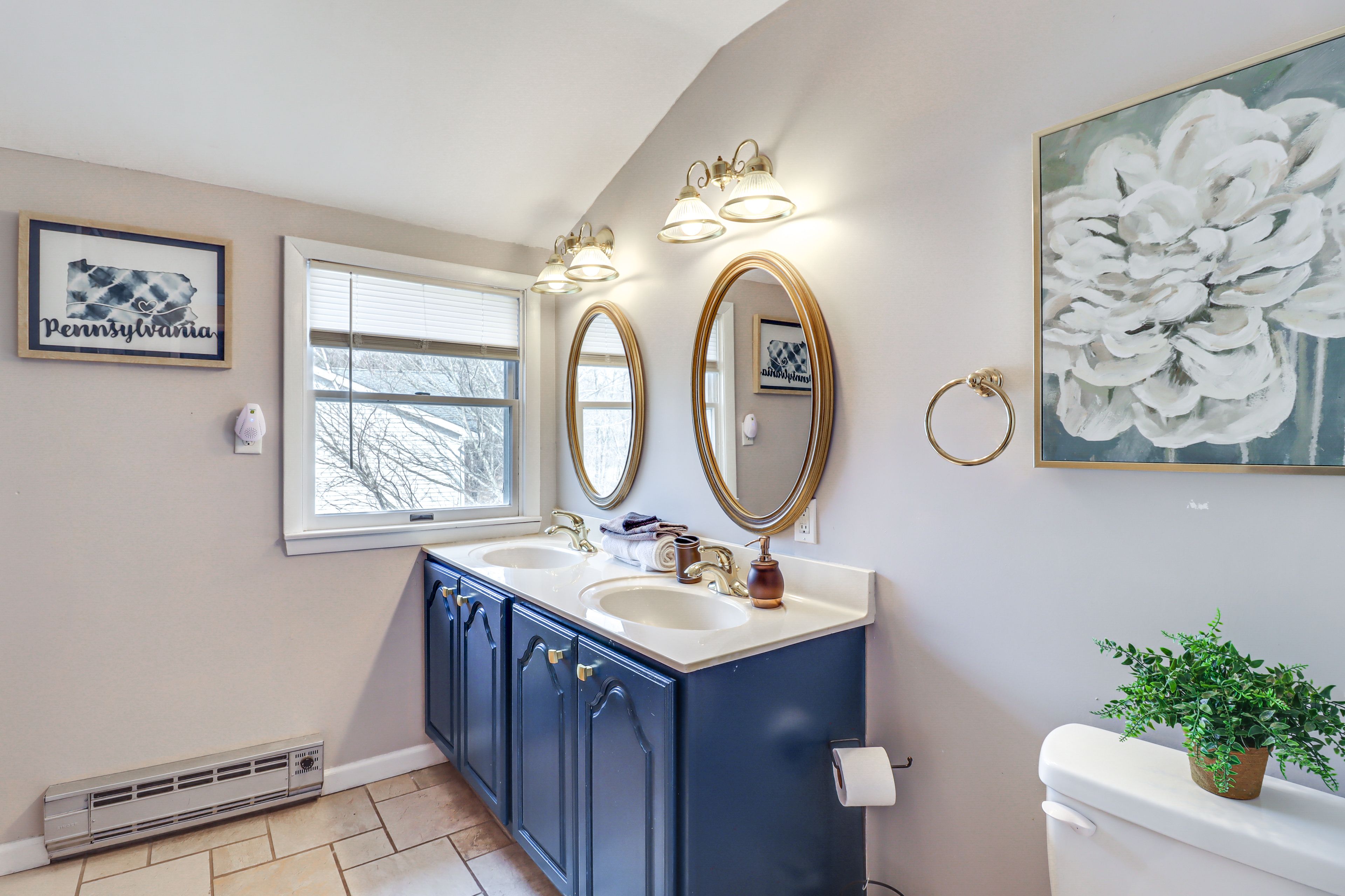 Full Bathroom | Upper Level | Complimentary Toiletries | Hair Dryer