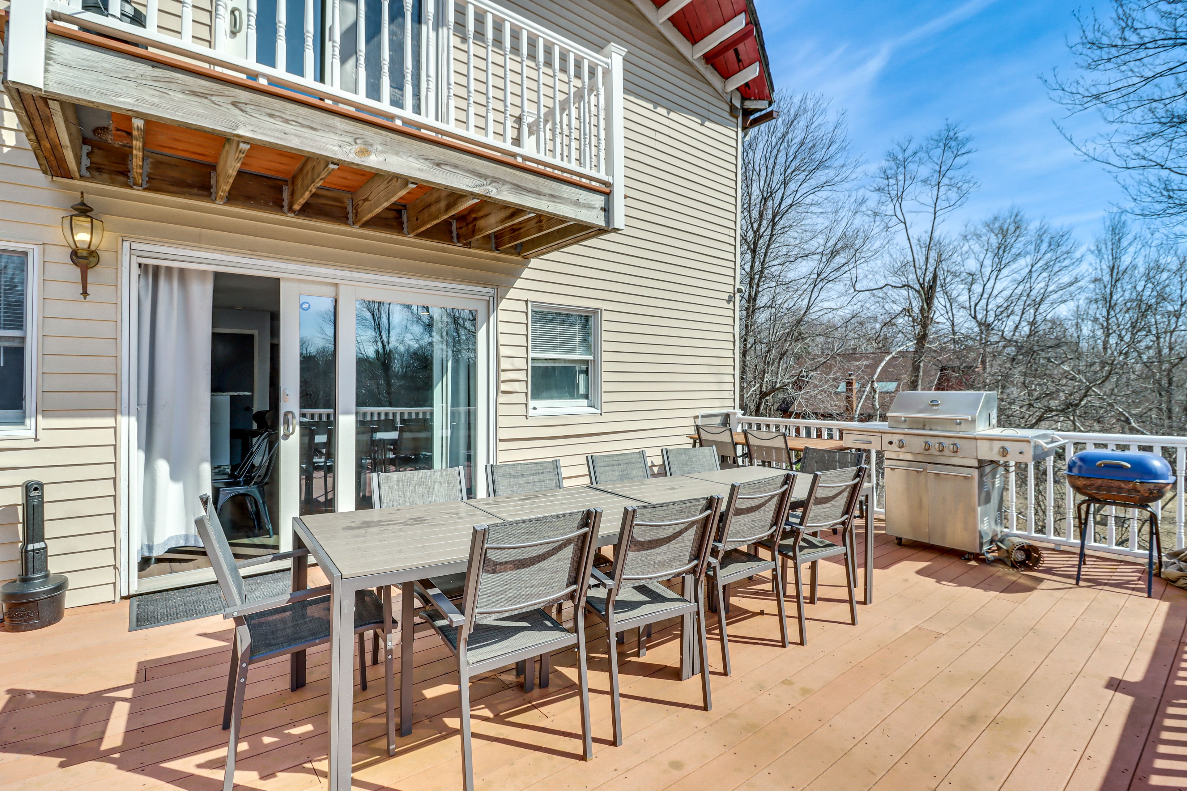 Deck | Outdoor Dining | Gas & Charcoal Grills
