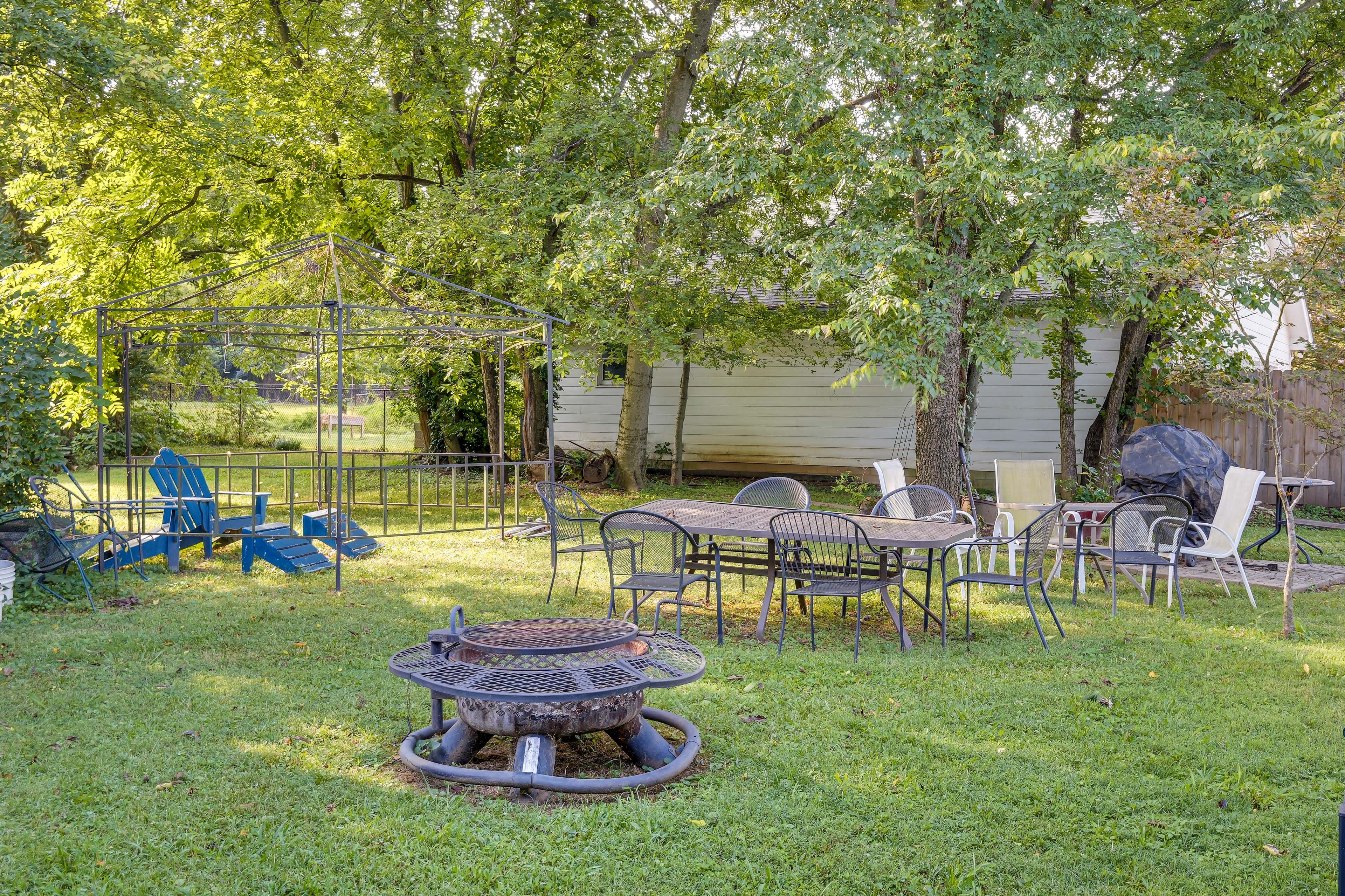Private Backyard | Outdoor Dining | Wood-Burning Fire Pit | Gas Grill