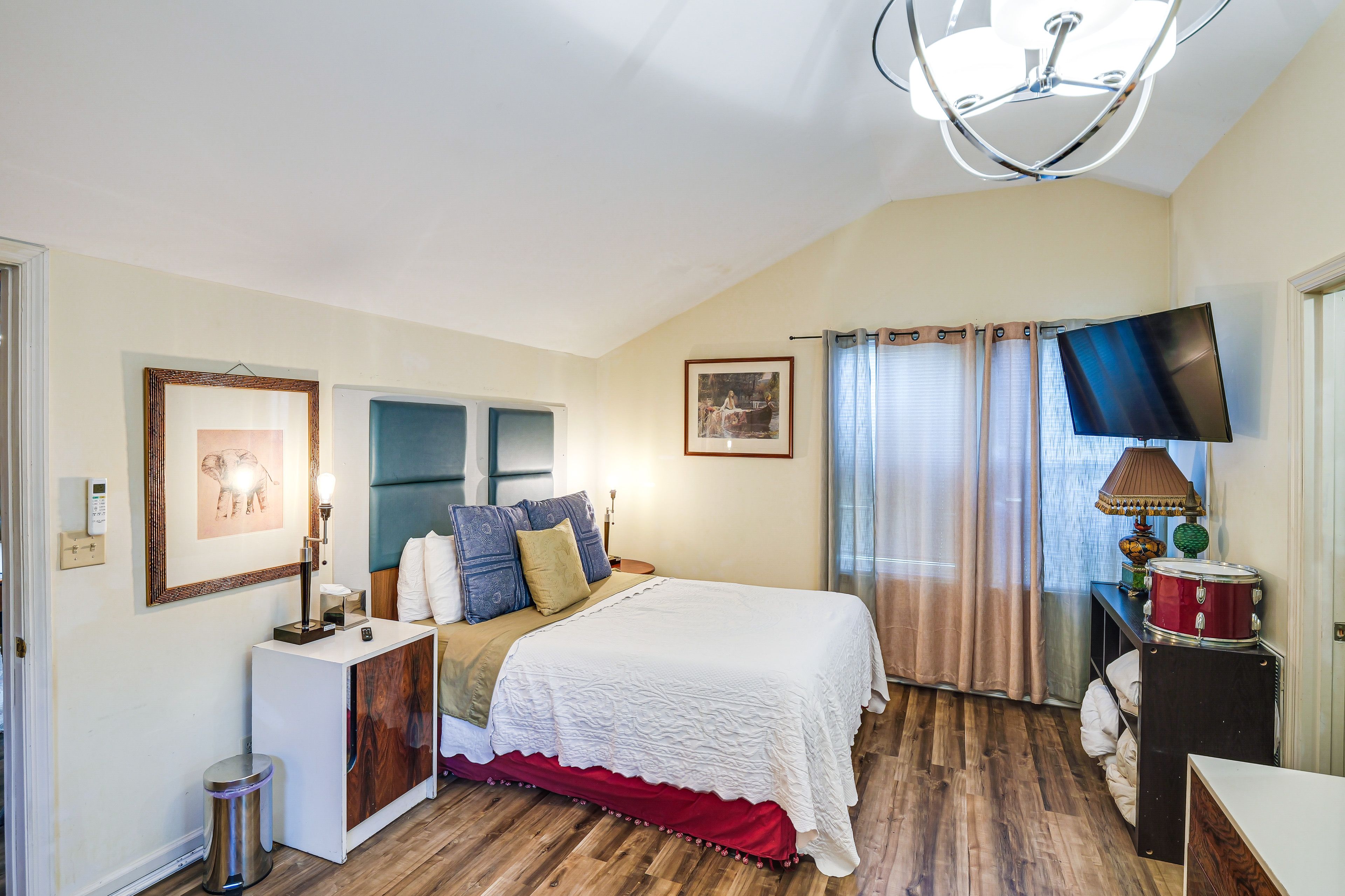 Bedroom 2 | Queen Bed | Smart TV