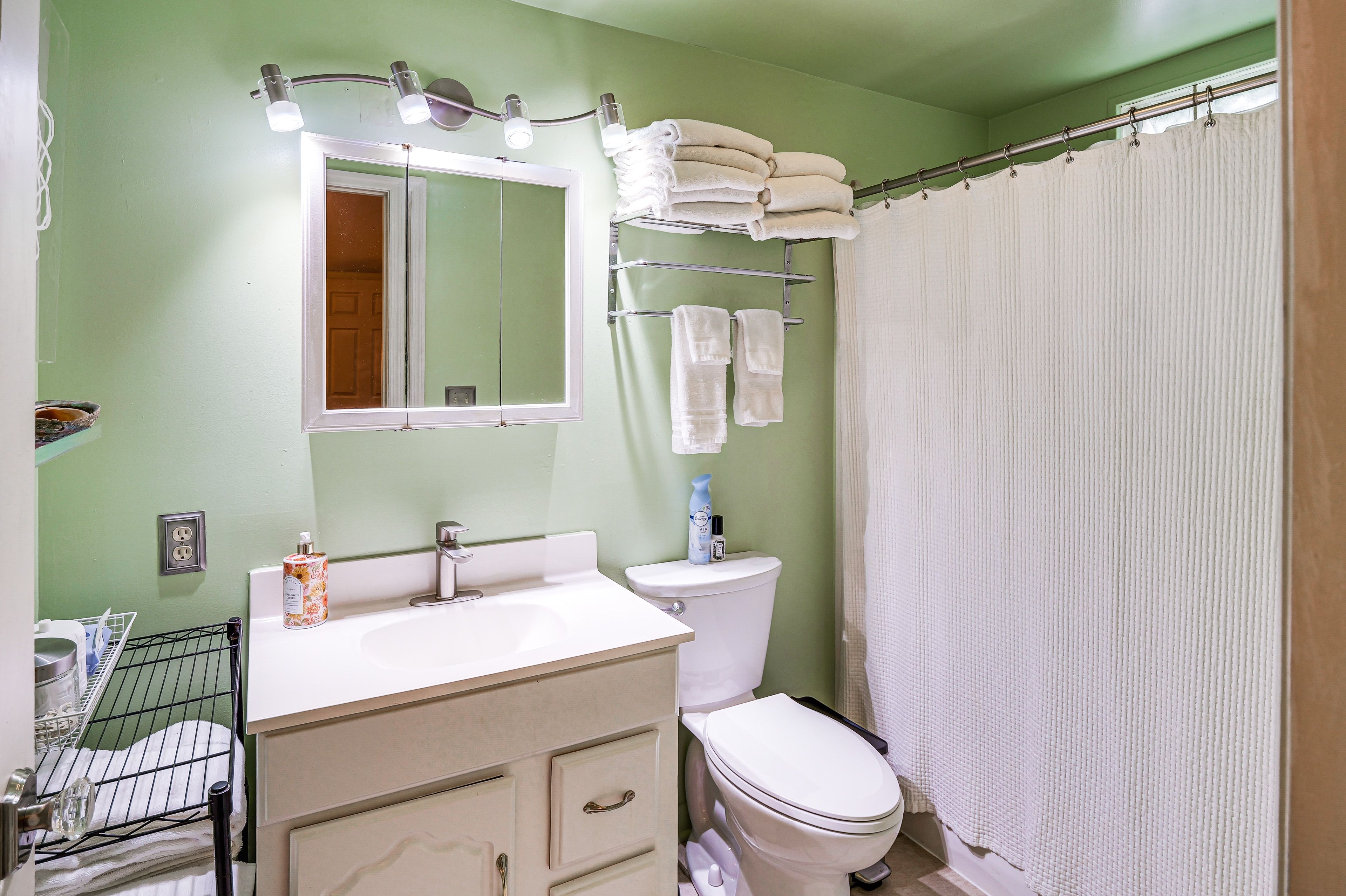 Full Bathroom | Complimentary Toiletries