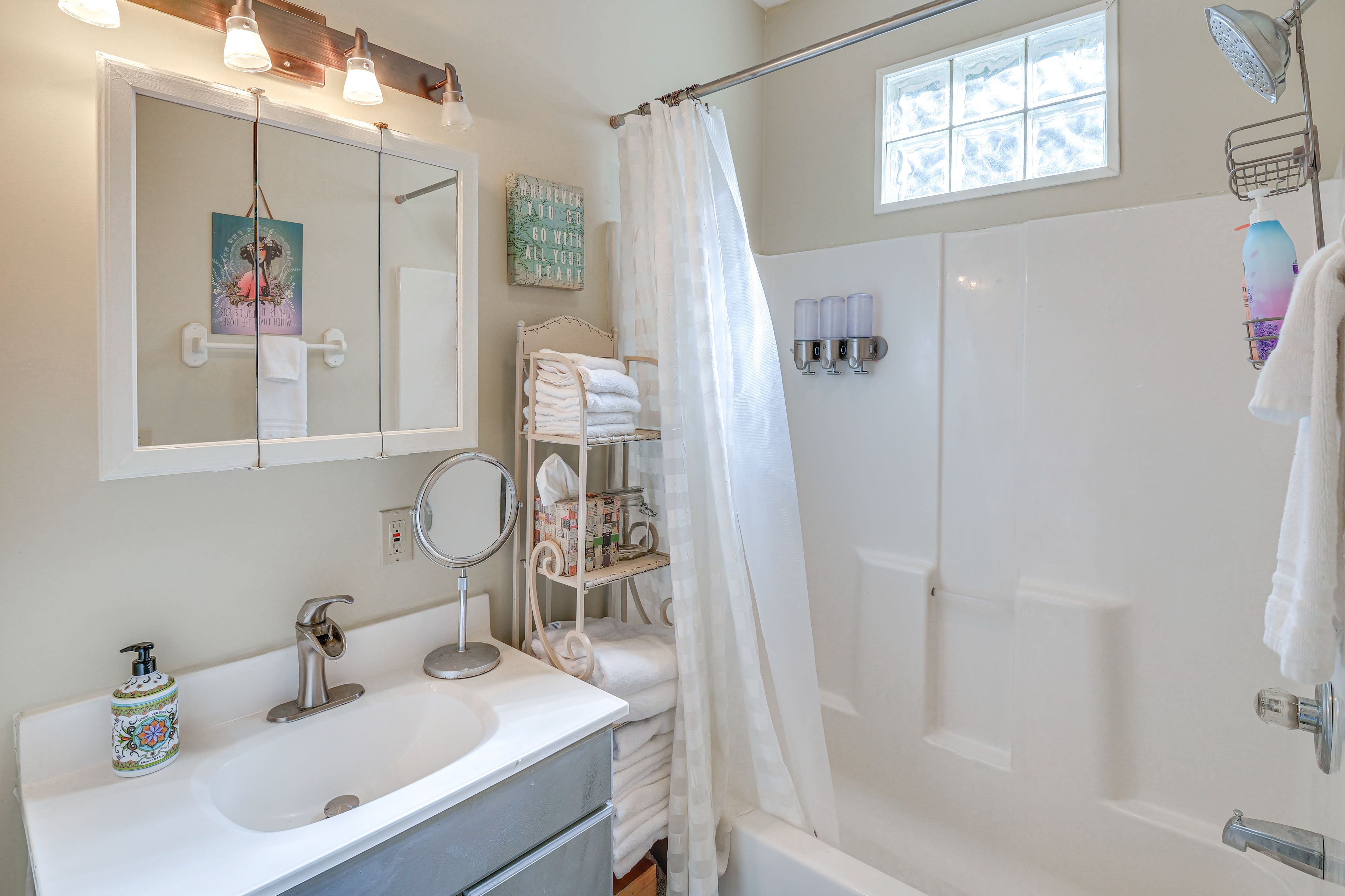Full Bathroom | Towels Provided