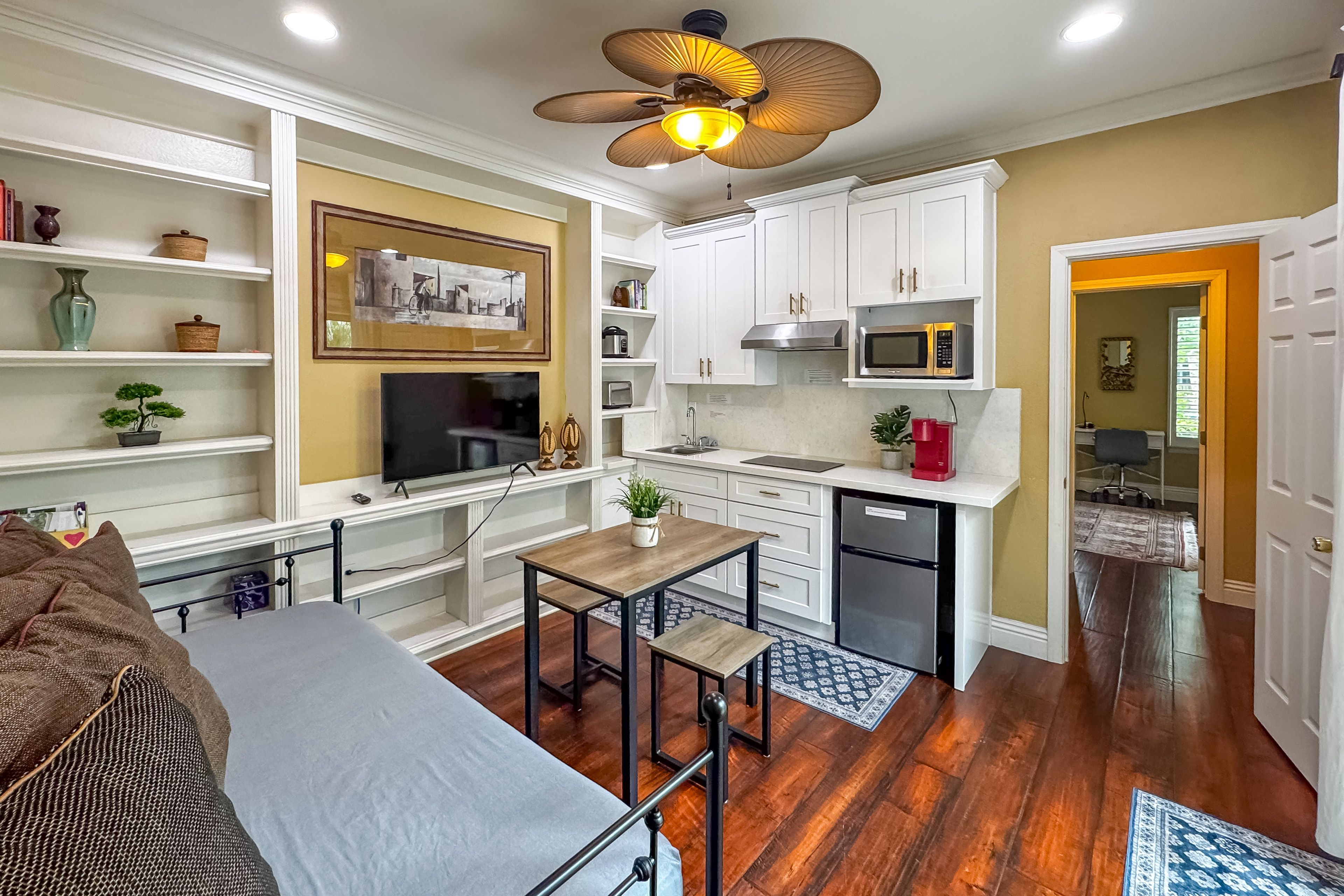 Living Room | Twin Daybed w/ Twin Trundle | Free WiFi