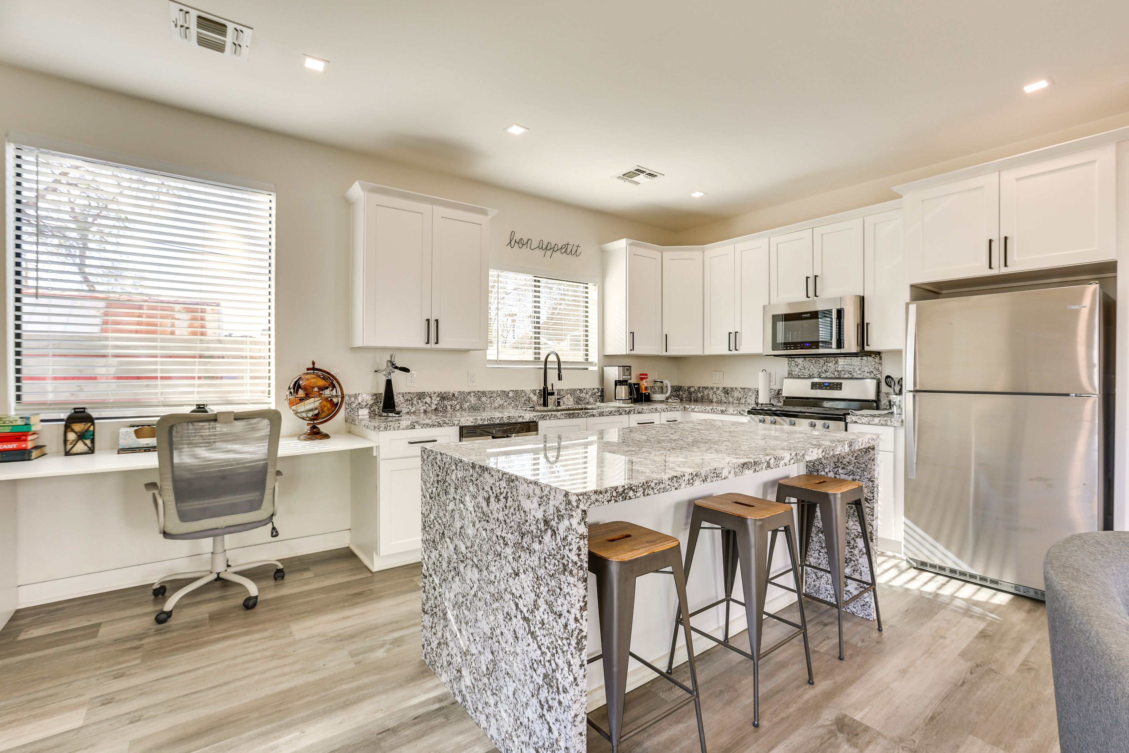 Kitchen | Workstation | Books | Free WiFi | Central Air Conditioning/Heat