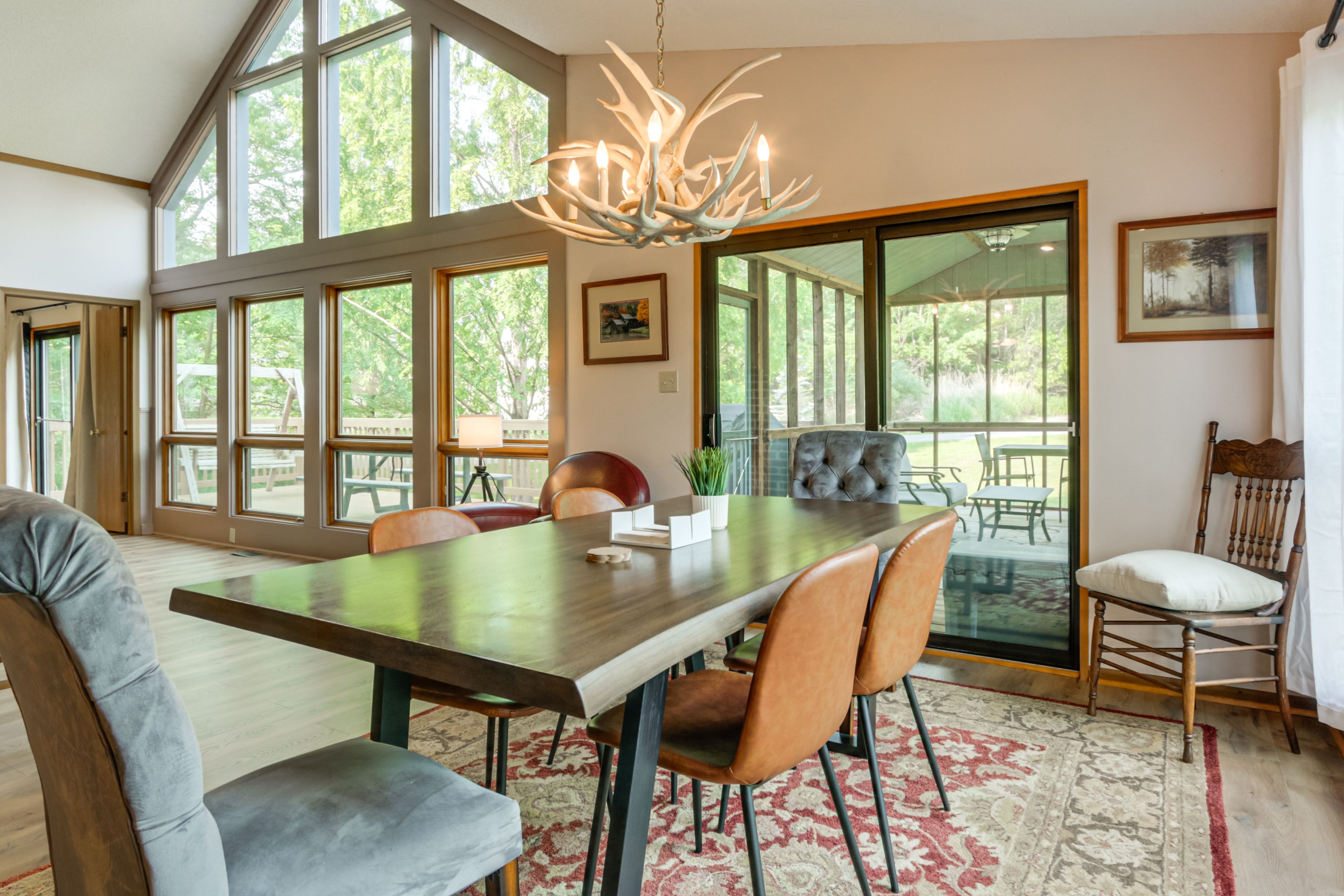 Dining Area | Dishware/Flatware Provided | 1st Floor