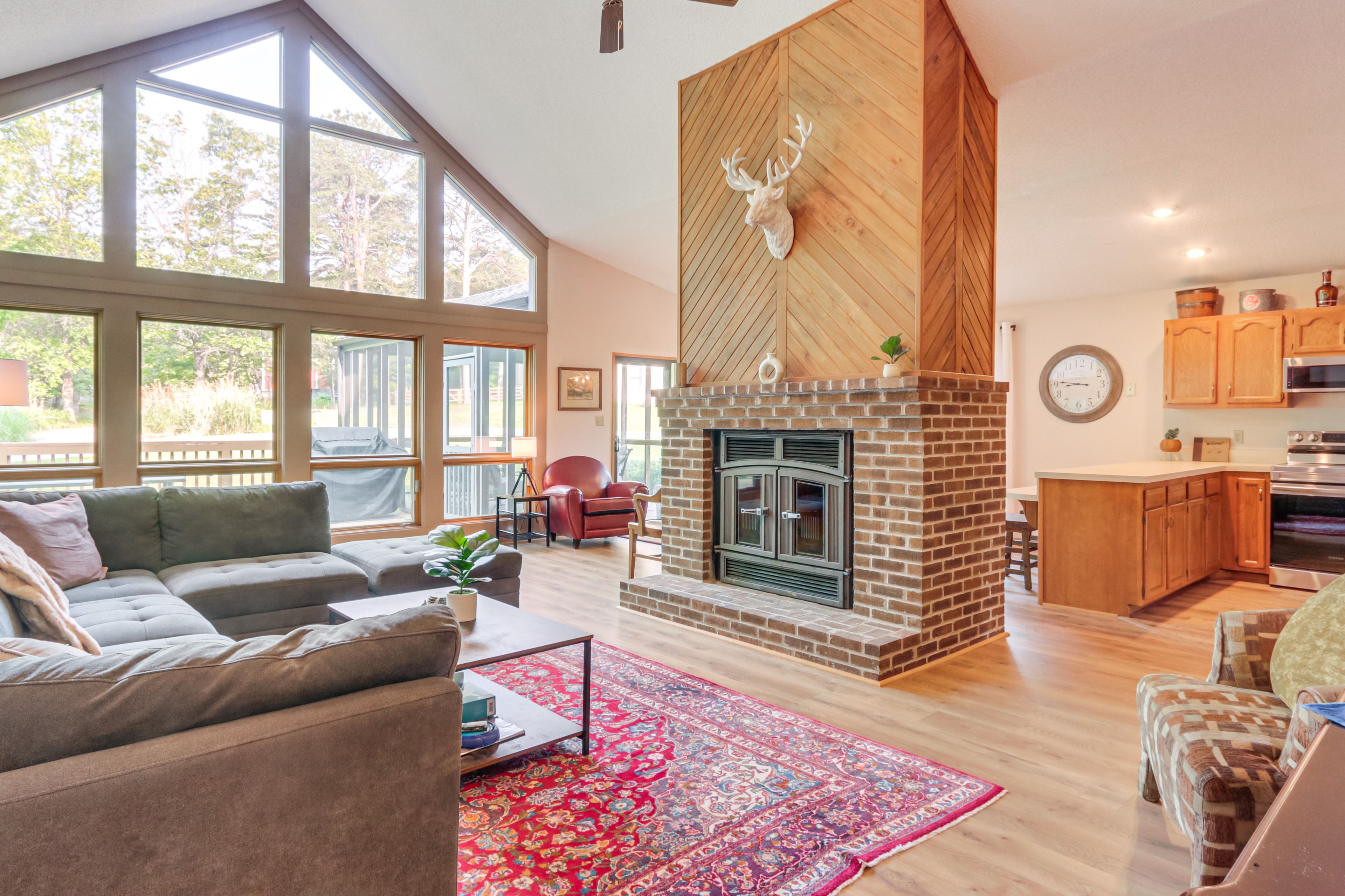 Living Room | Free WiFi | Central Heating & A/C | Smart TV | 1st Floor