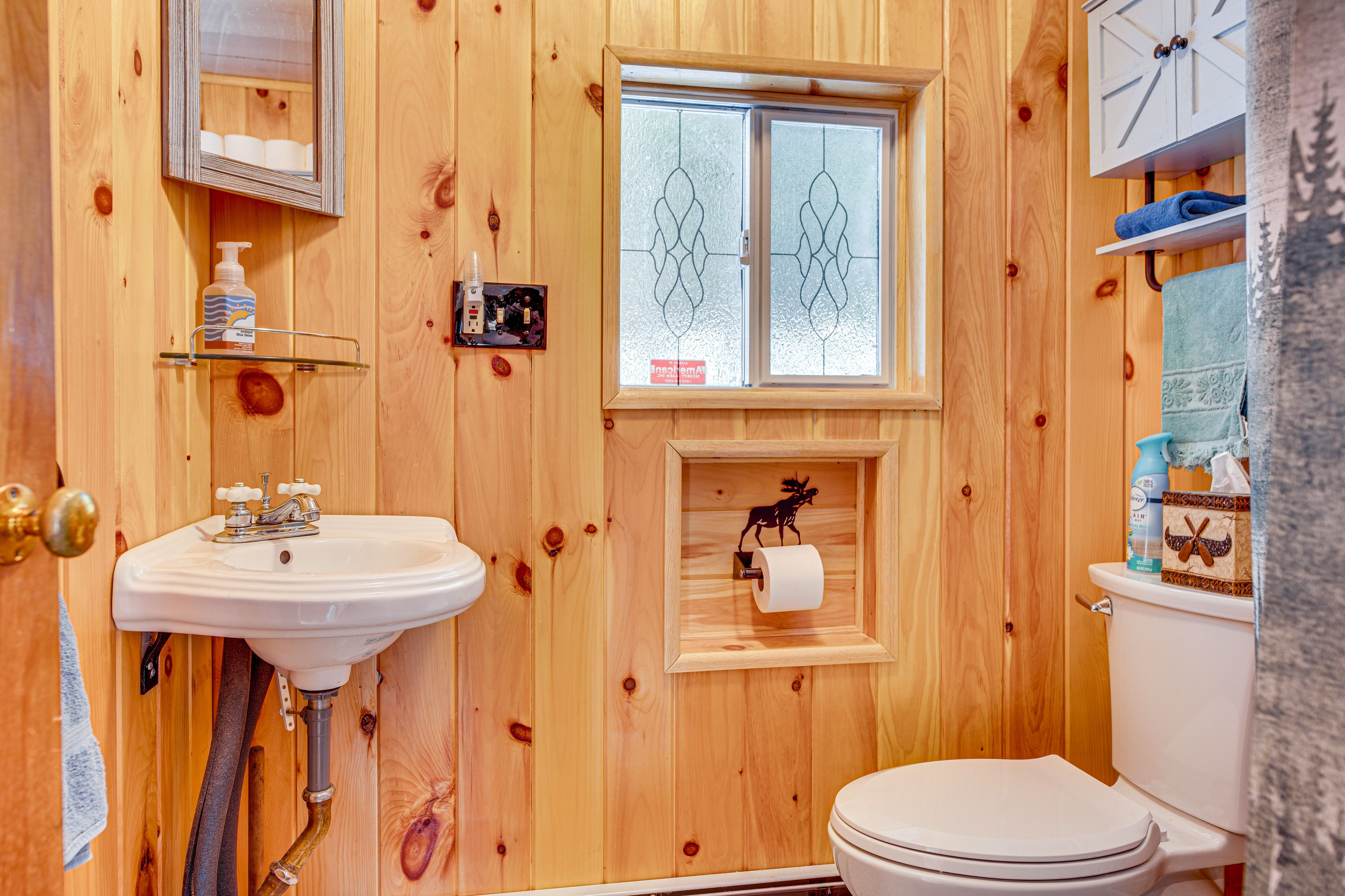 Full Bathroom | Towels Provided | Main Floor