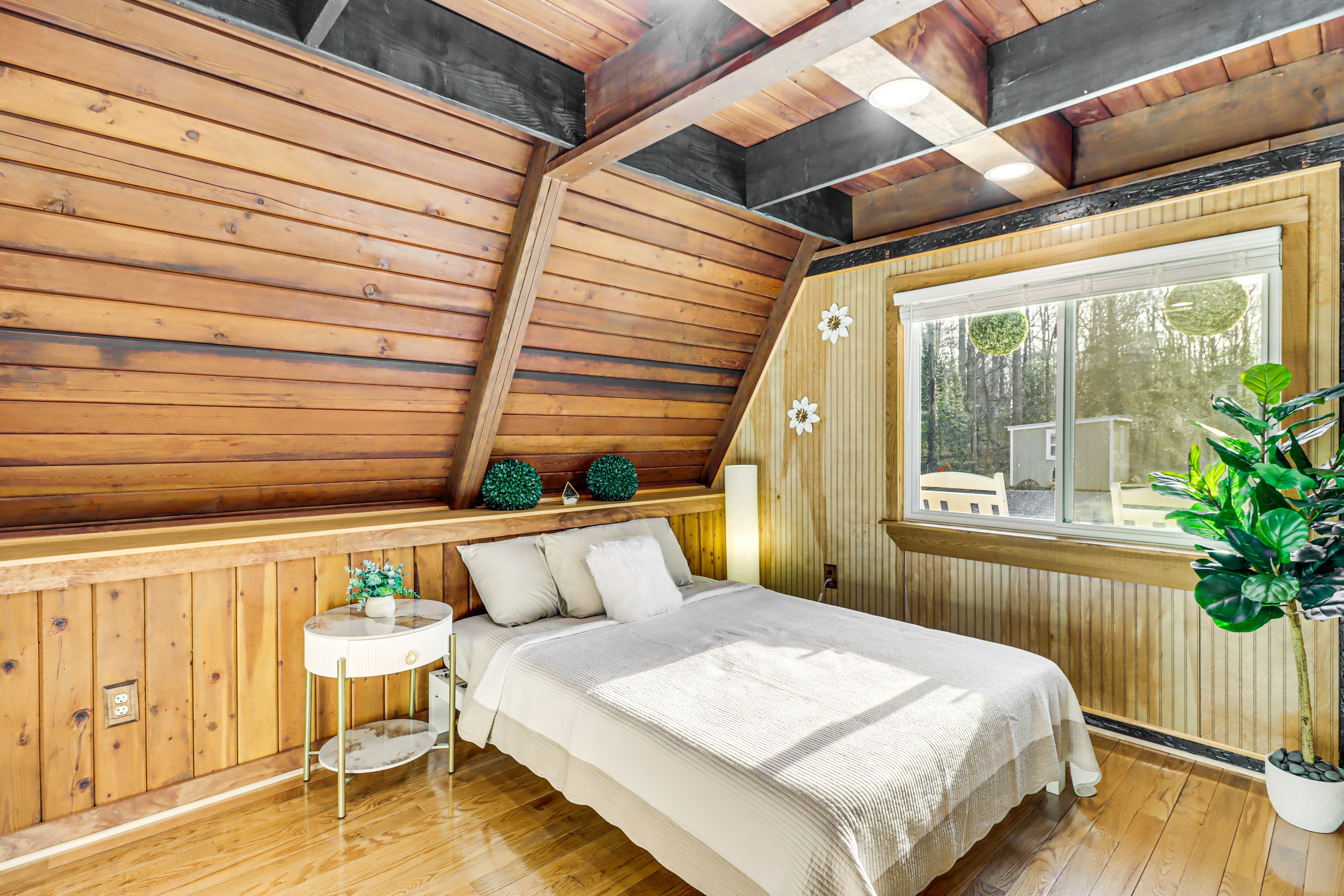 Bedroom 1 | 1st Floor | Queen Bed | Linens Provided