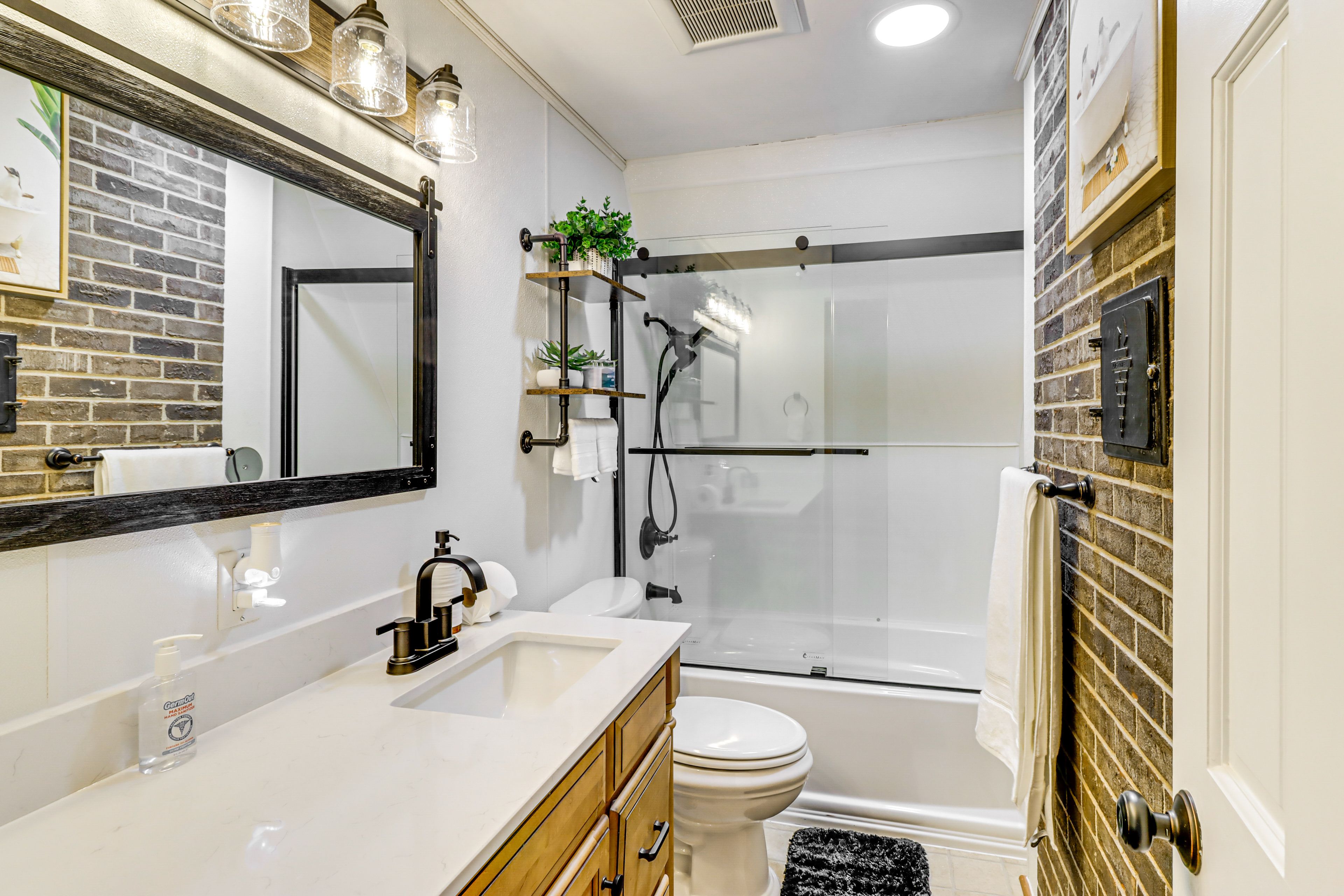 Full Bathroom | 1st Floor | Towels Provided