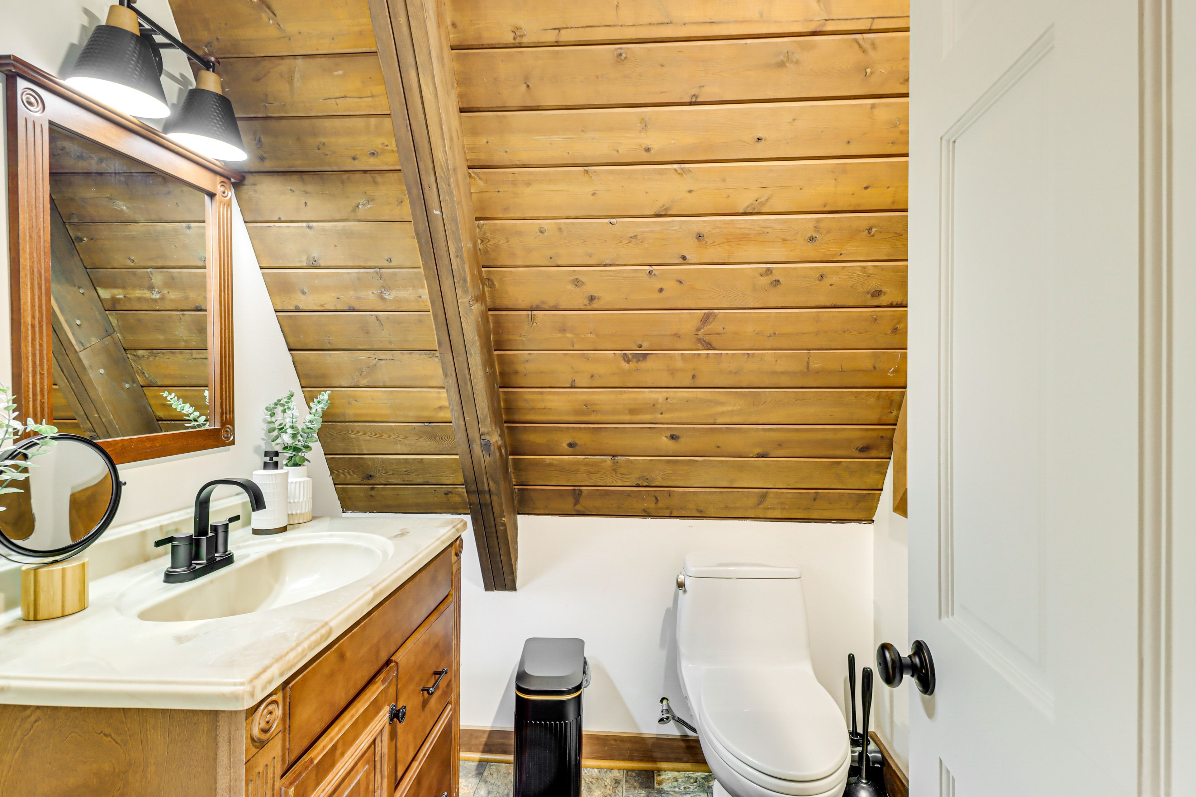 Full Bathroom | 2nd Floor | Towels Provided