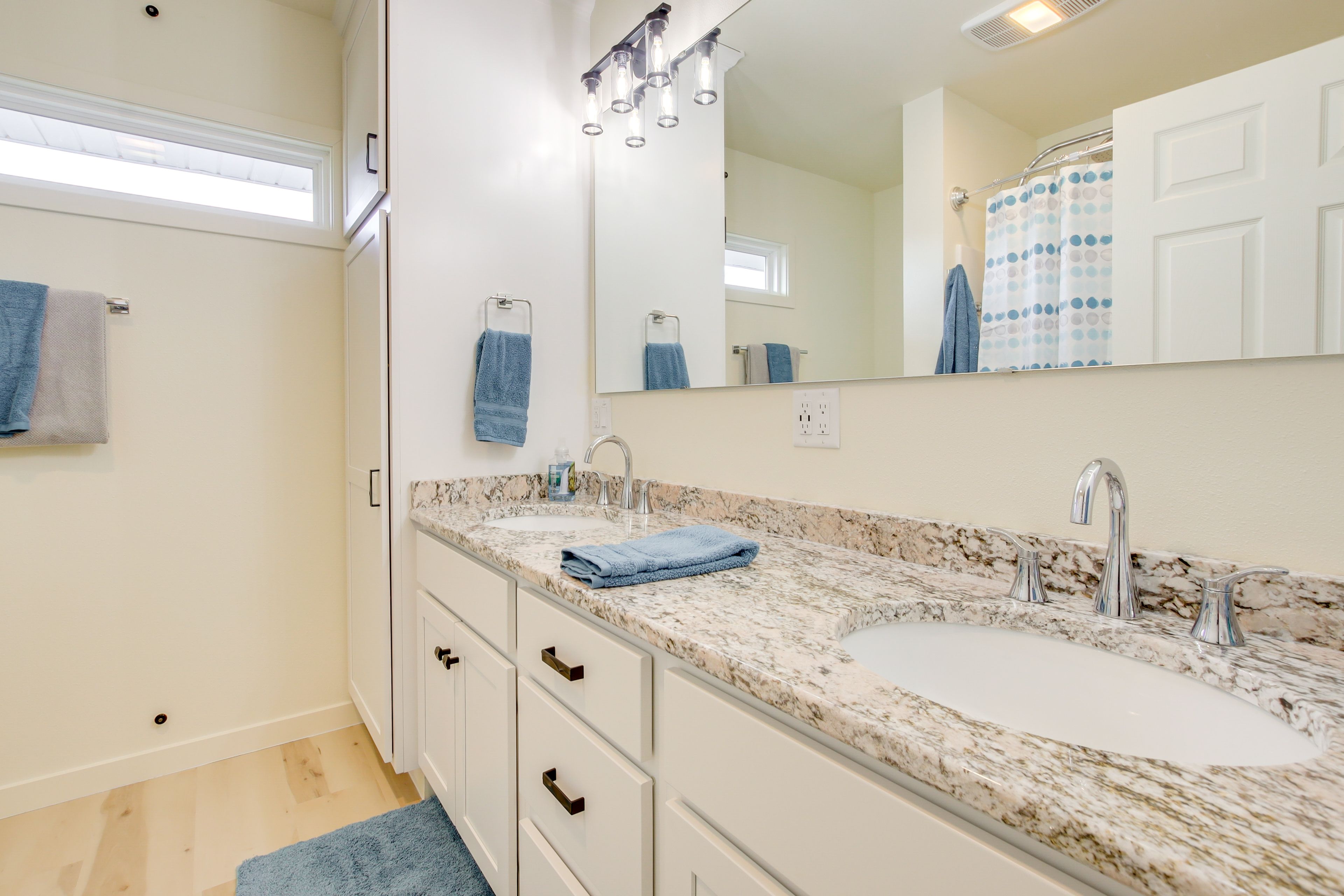 Full Bathroom | Main Level | Towels Provided
