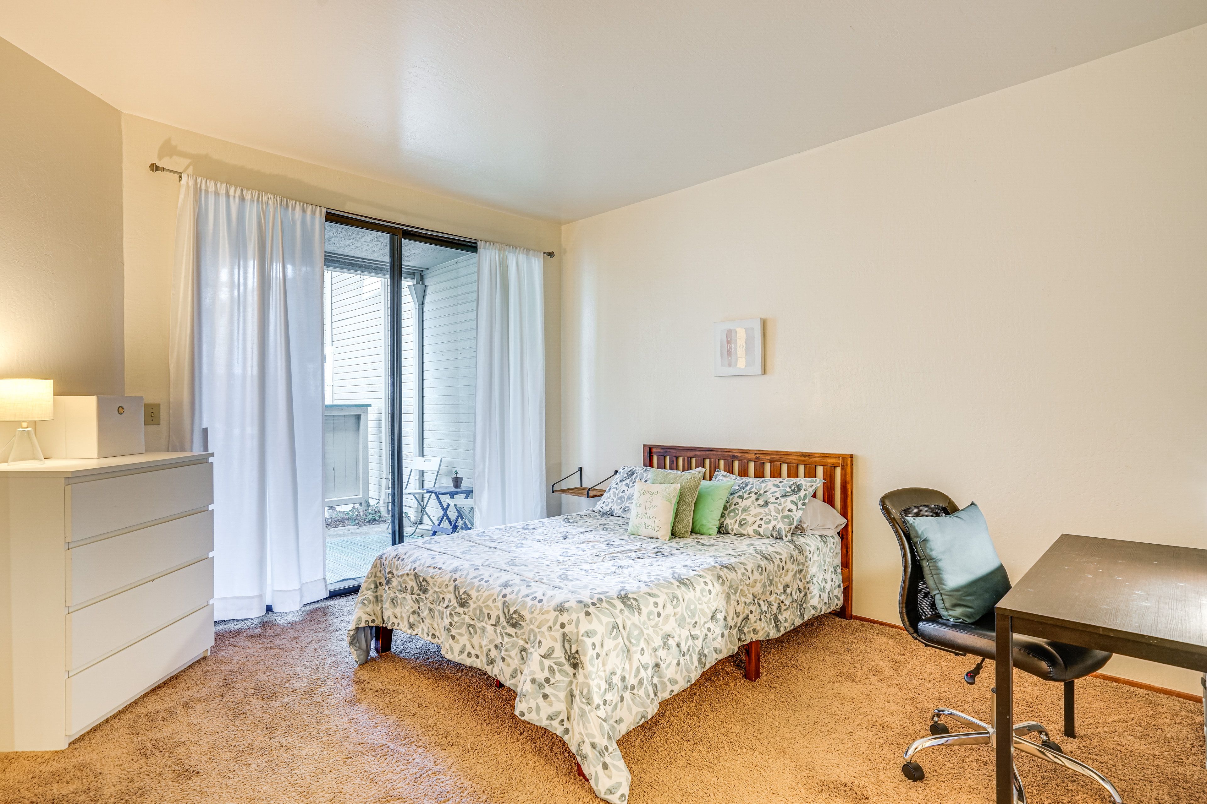 Bedroom | Queen Bed | Desk